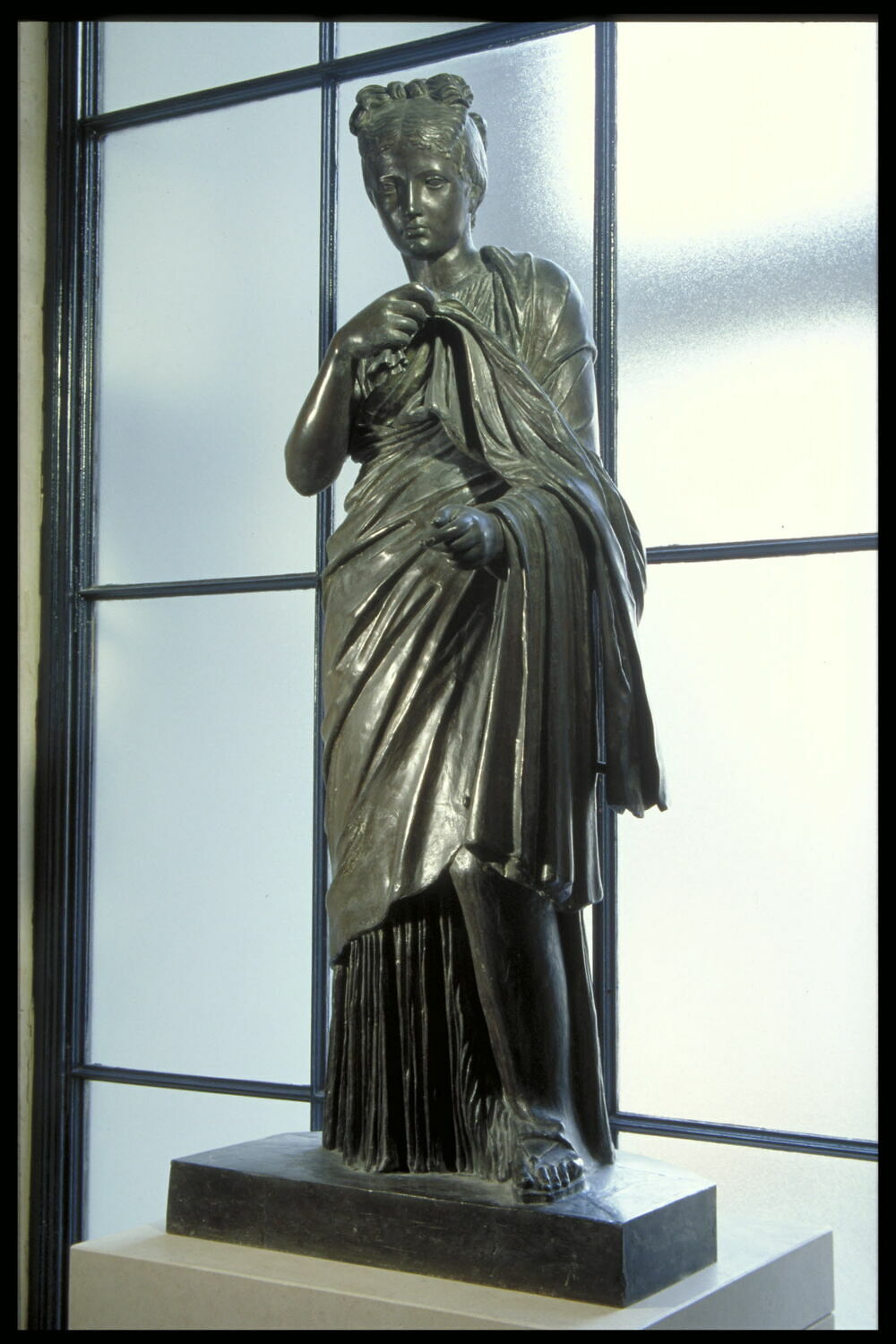 Jeune fille romaine ajustant son manteau, France, vers 1828