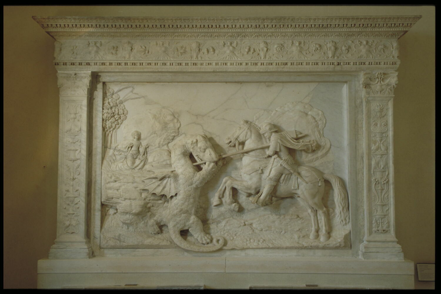 Targe : saint Georges combattant le dragon - Musée de Cluny