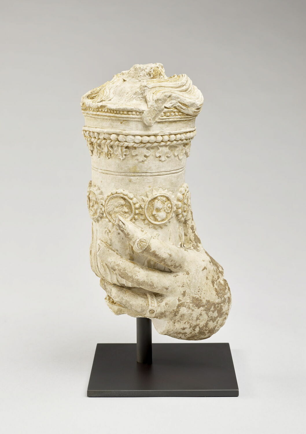 Main d'une sainte Madeleine tenant le vase aux parfums, France Champagne, 1540 - 1560