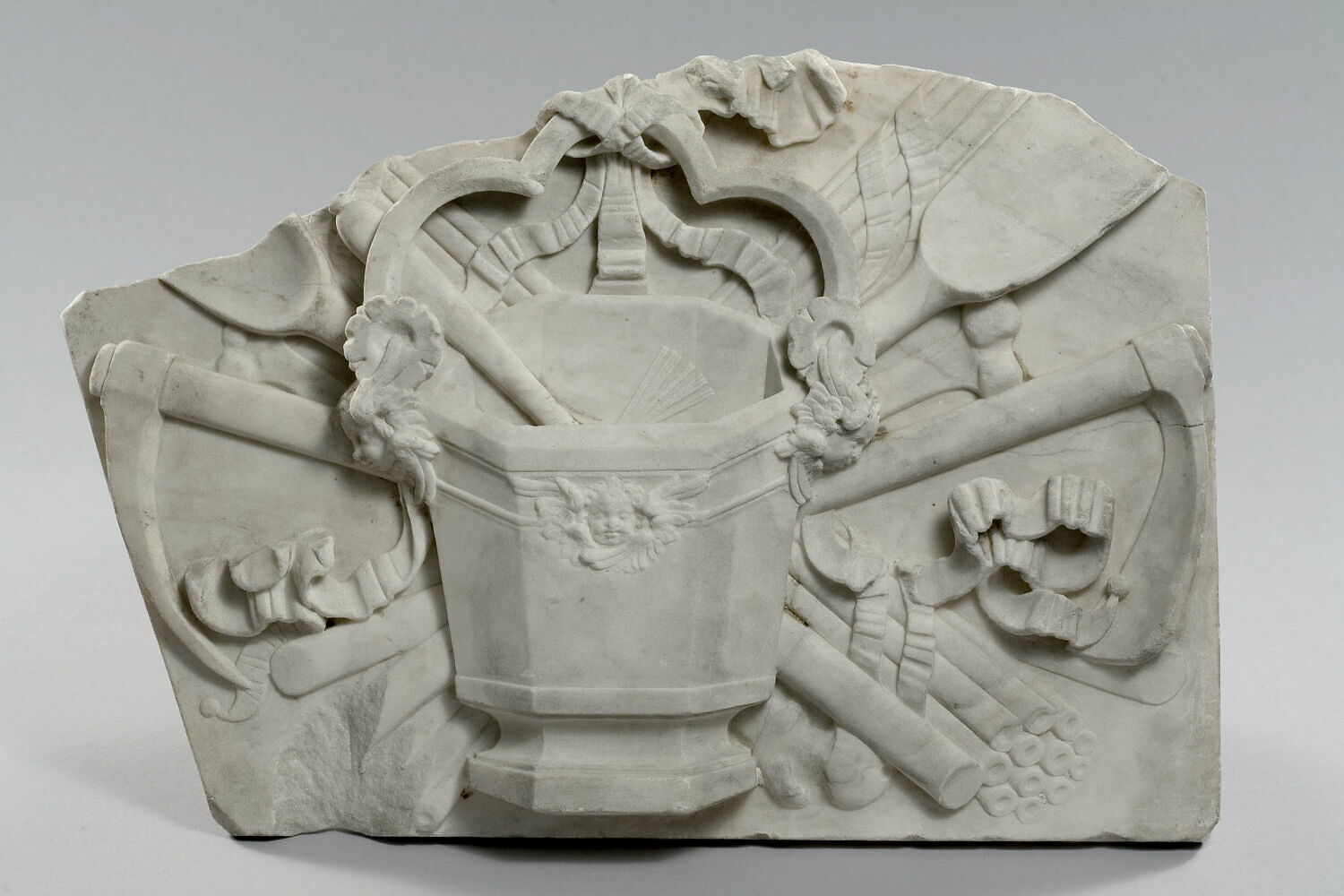 Trophée funéraire orne d'un bénitier d'un goupillon et d'outils de fossoyeur. Element du monument funéraire de Valentine Balbiani (1518-1572), épouse de René de Birague, Pilon, Germain, 1574