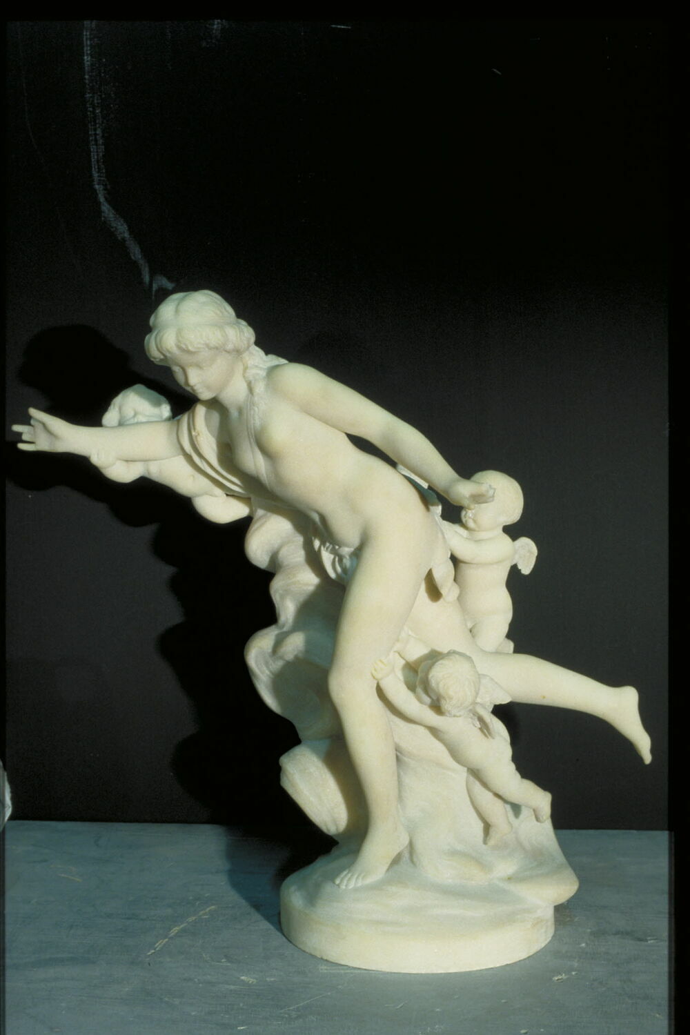 Jeune fille courant avec des amours, France, 1700 - 1900