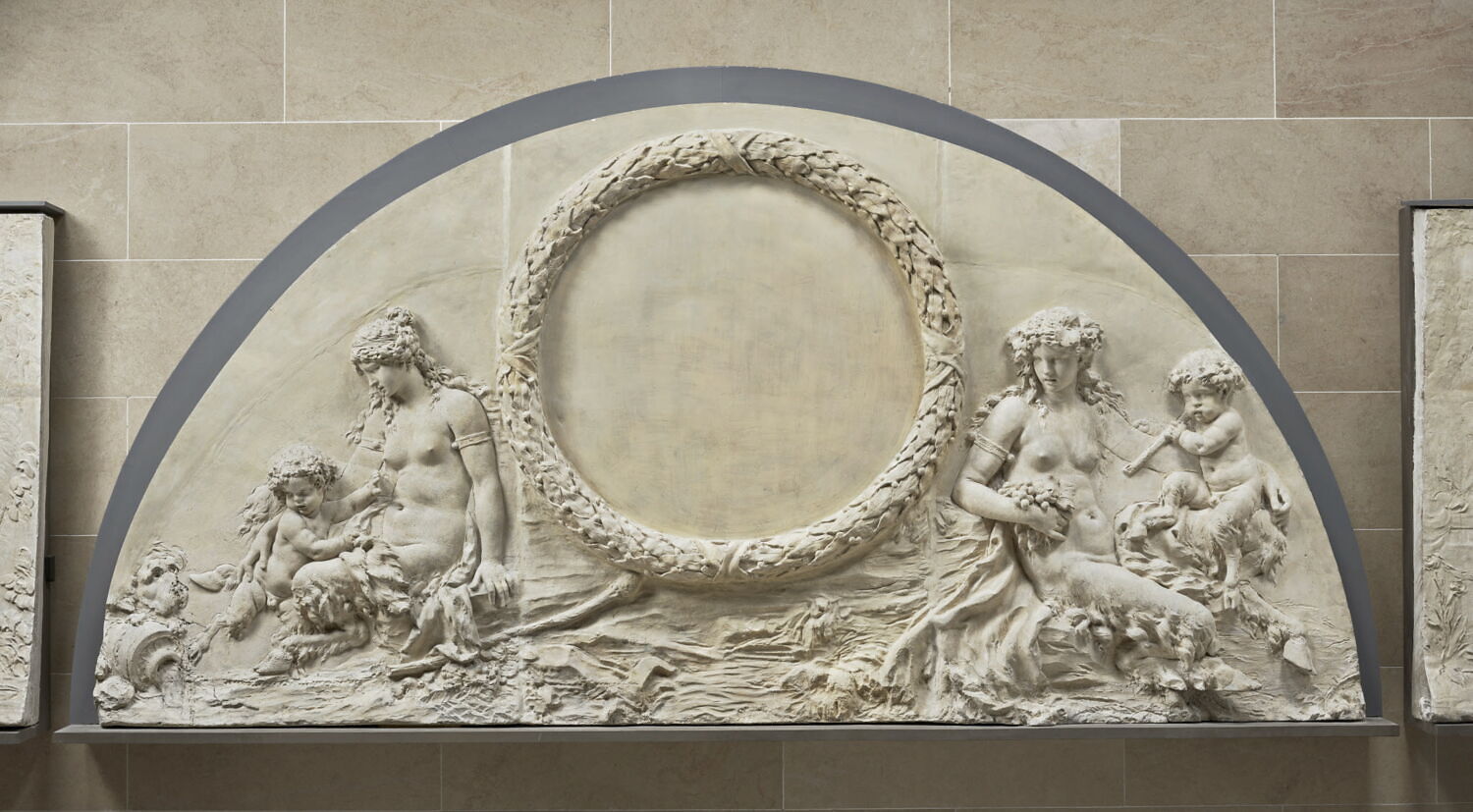 Satyresse jouant avec un Satyre enfant de part et d'autre d'une guirlande ayant entouré un oeil-de-boeuf, Michel, Claude dit Clodion, vers 1781