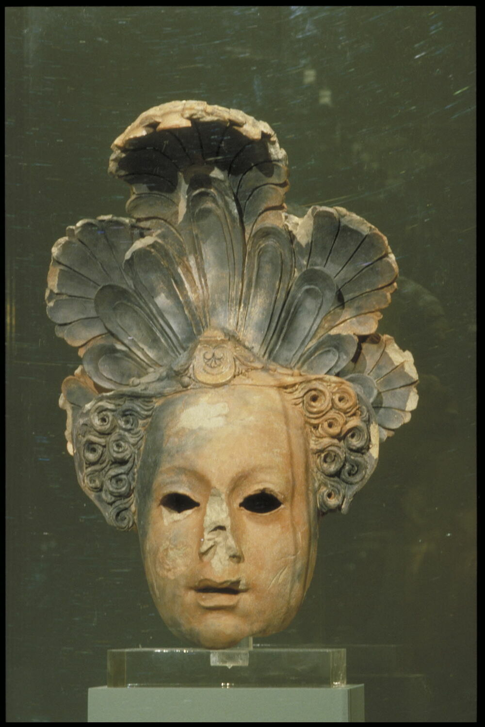 Masque féminin coiffé d'un Atifet surmonté de plumes - Louvre site des ...