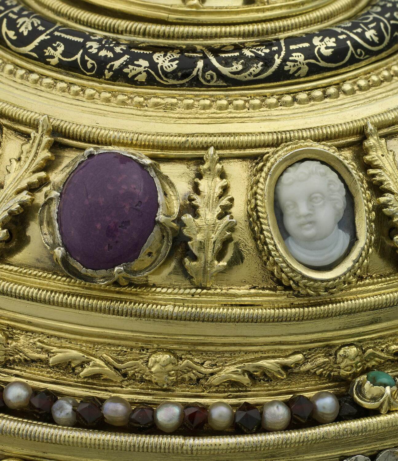 Ciboire du trésor de l'ordre du SaintEsprit Louvre Collections