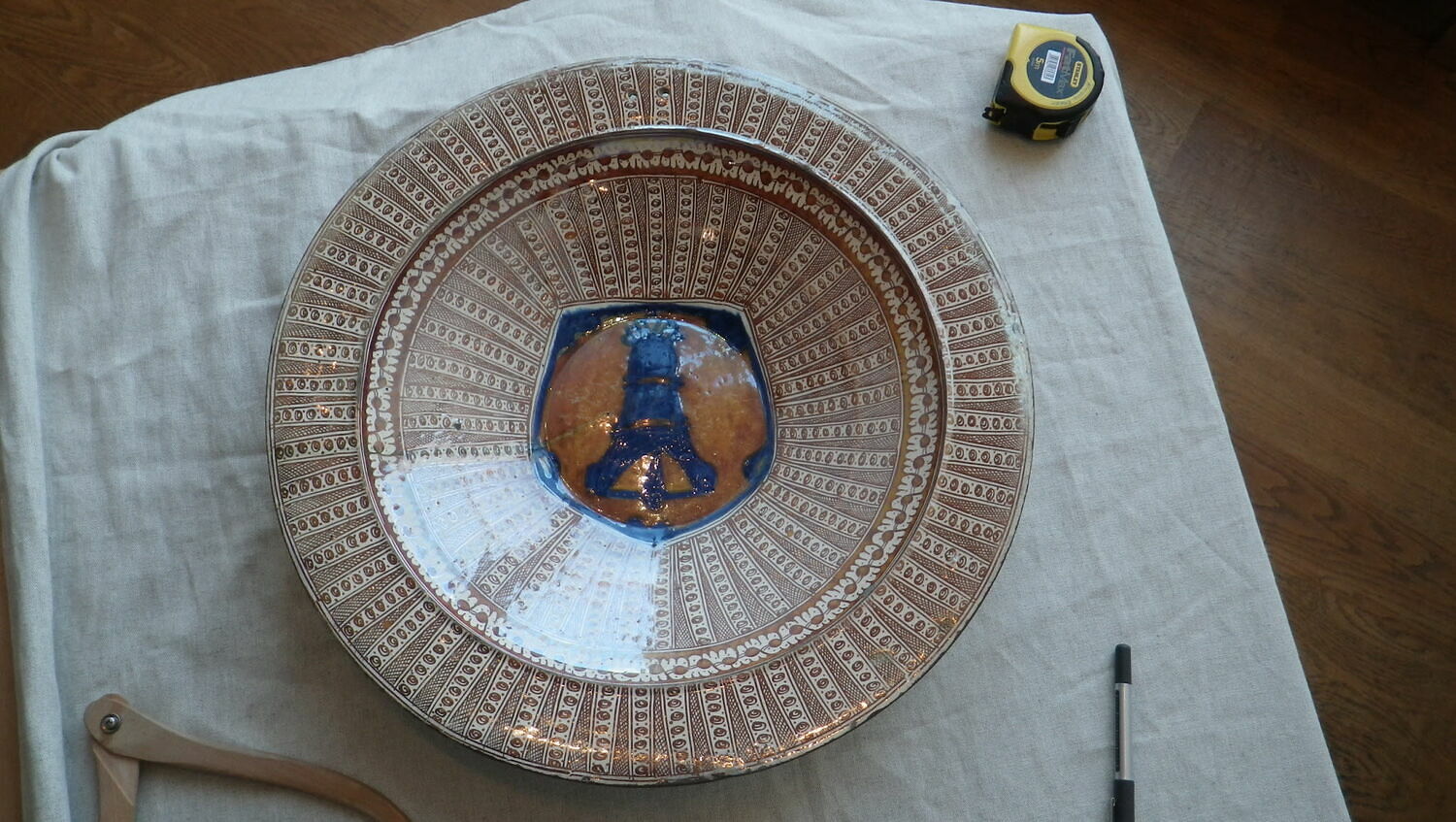 Plat rond creux : armoiries (?)
