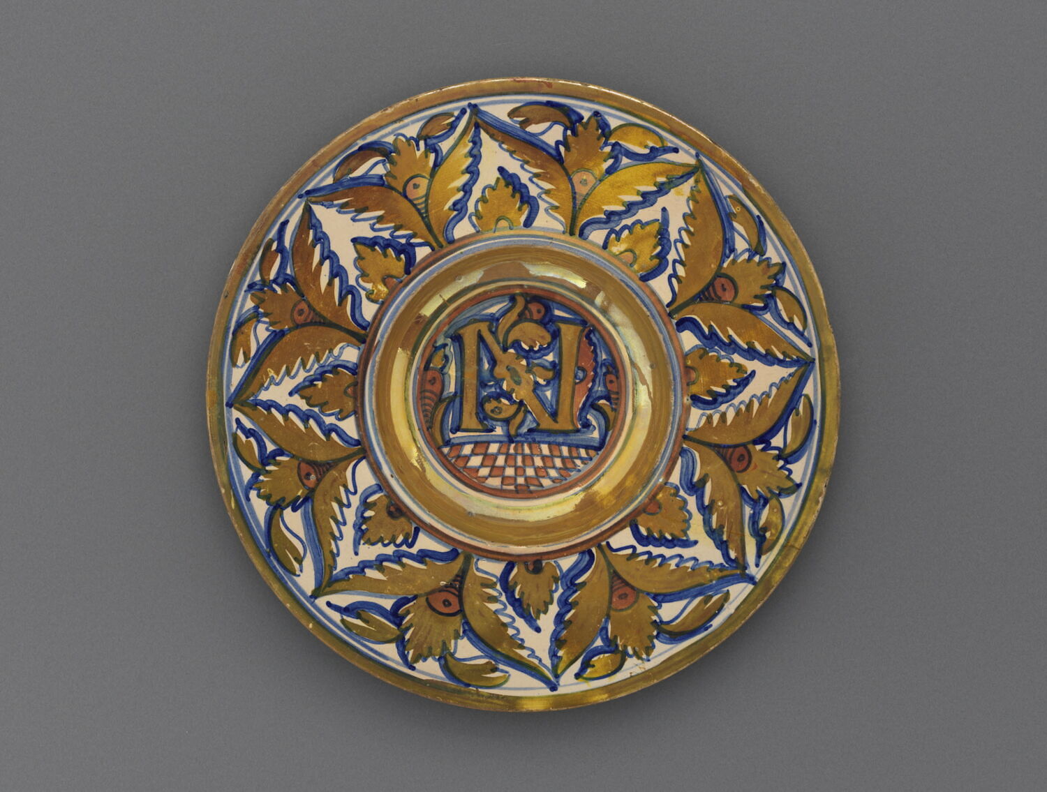 Assiette : lettre "N" gothique