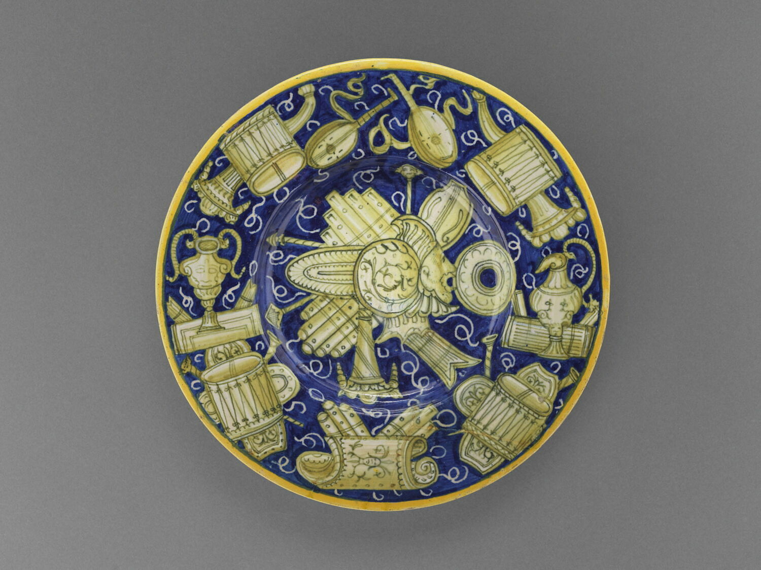 Assiette : décor de trophées