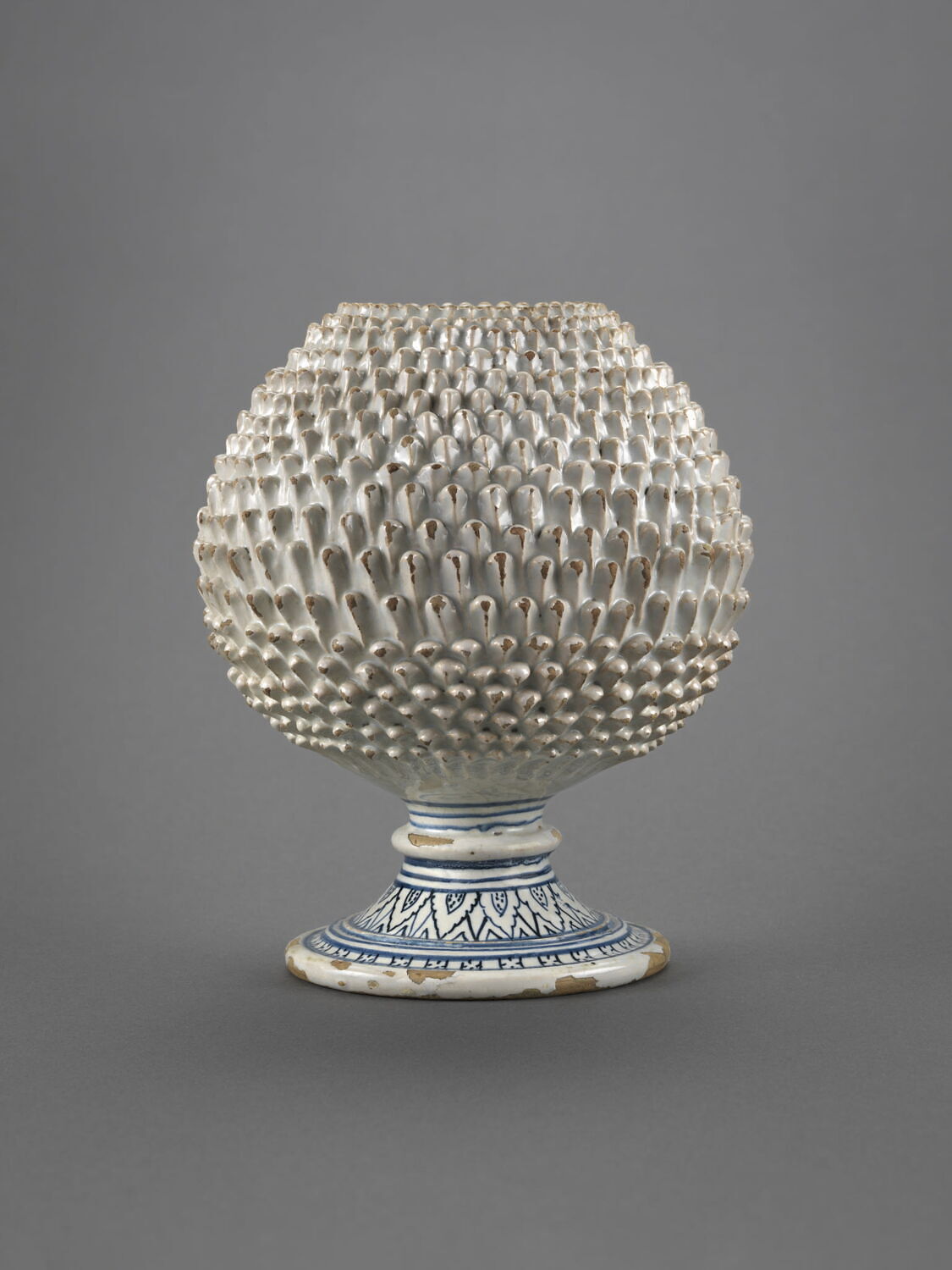 Vase en forme de pomme de pin