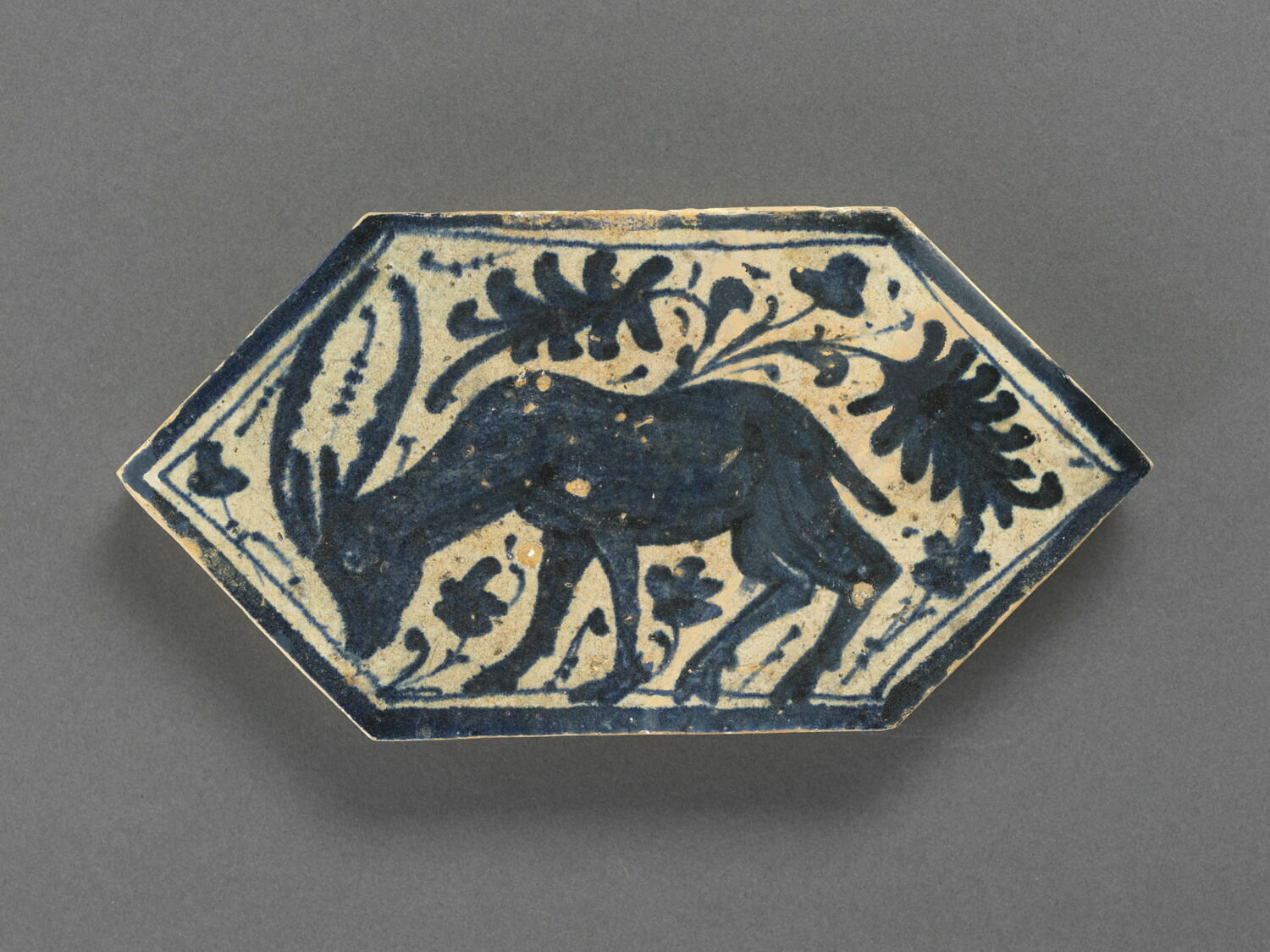 Carreau hexagonal : cerf broutant