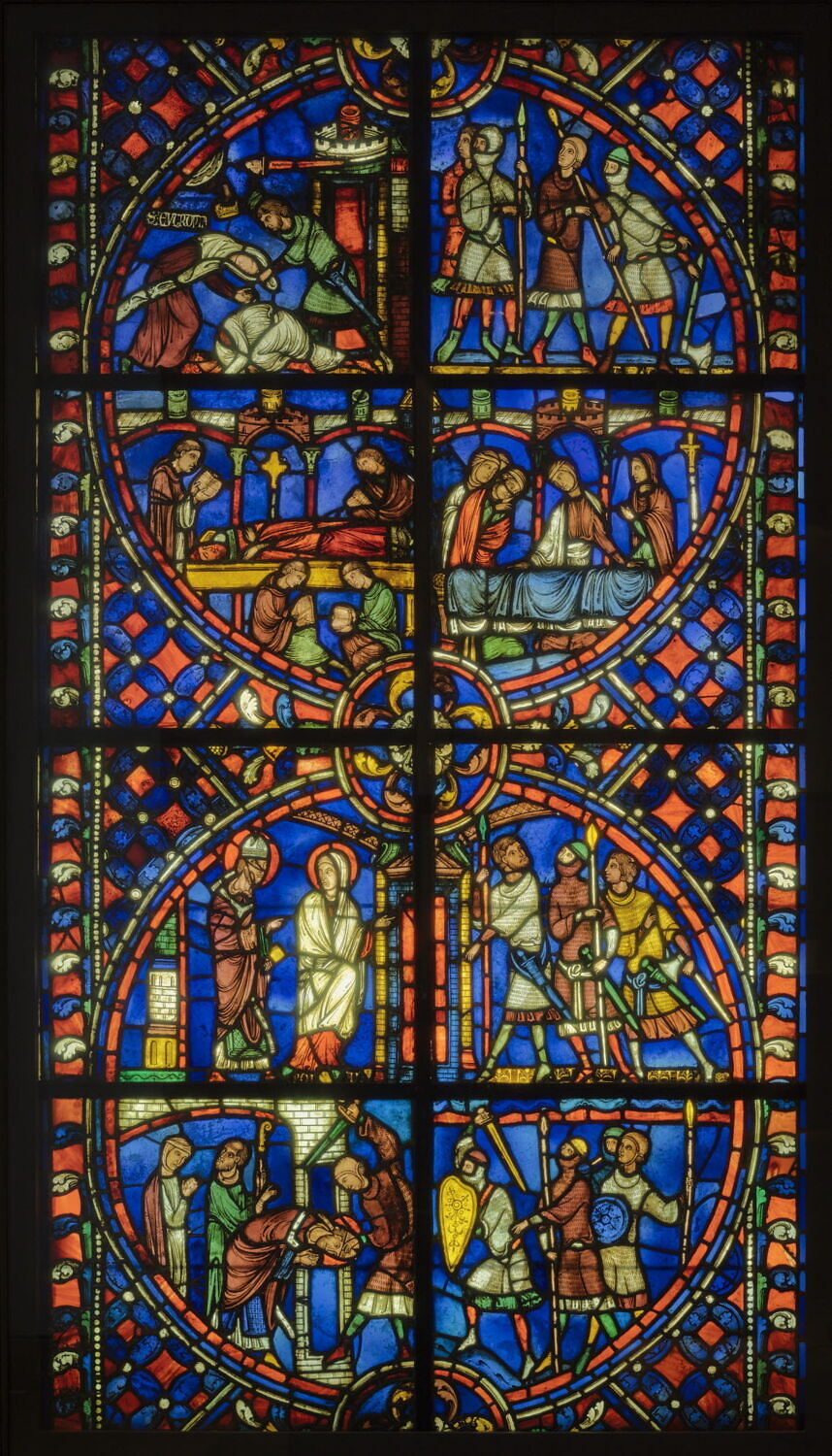 Vitrail, médaillon supérieur : scènes de l'histoire de saint Nicaise avec martyre de sainte Eutropie, départ des soldats vandales, veillée des corps des deux saints