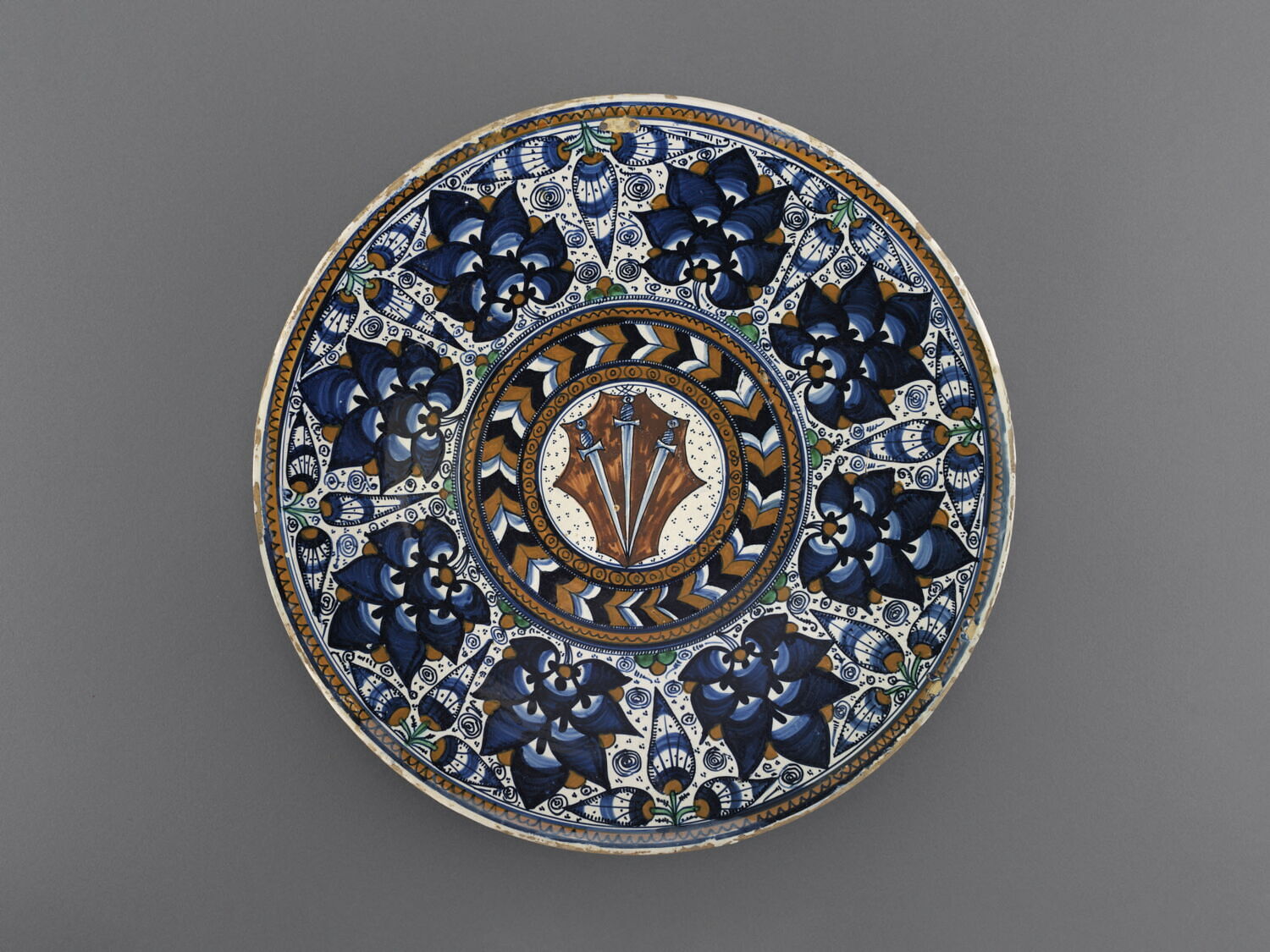Plat rond : armoiries de la famille Minerbetti de Florence