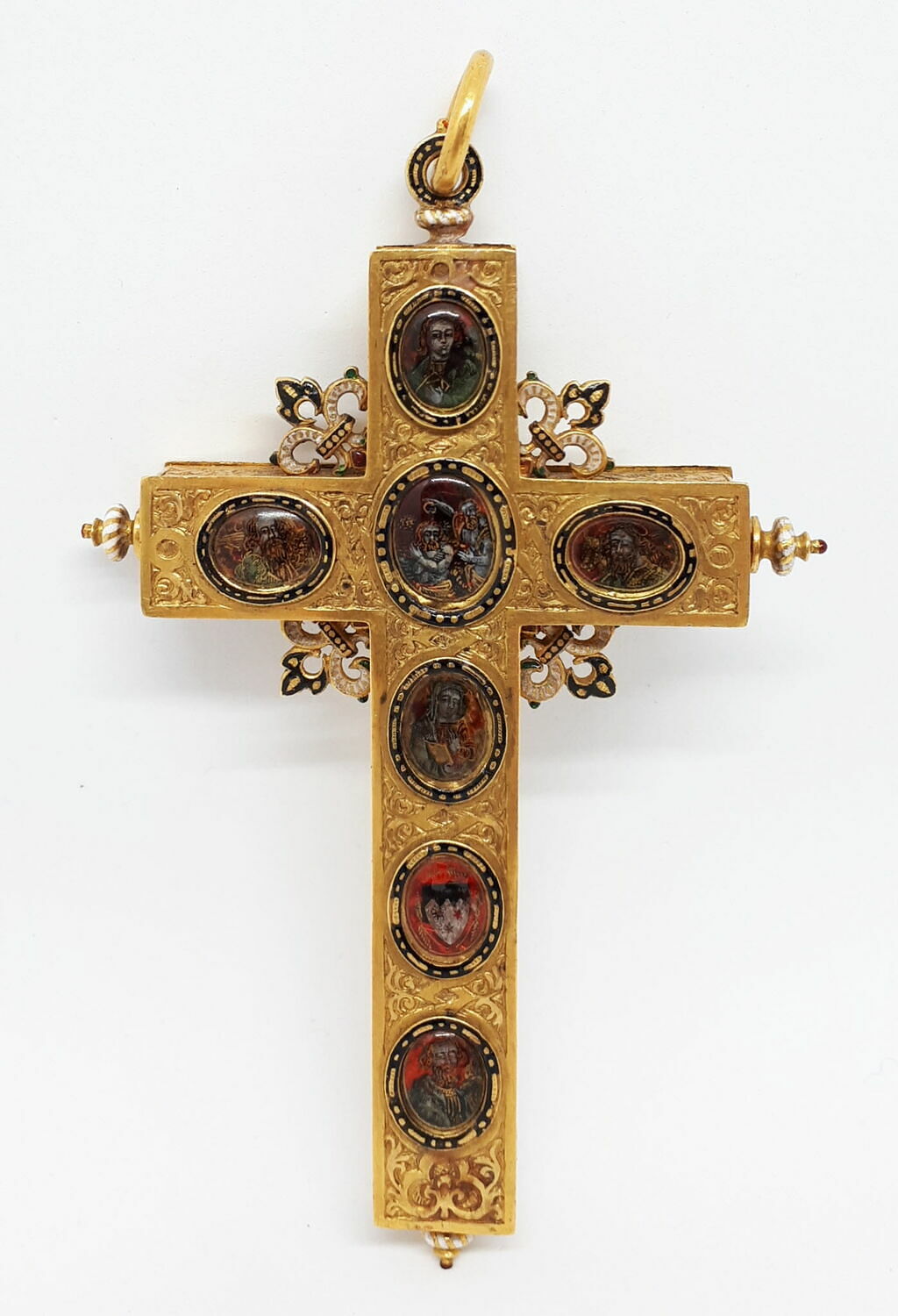 Croix-reliquaire en argent doré : le baptême du Christ et les évangélistes