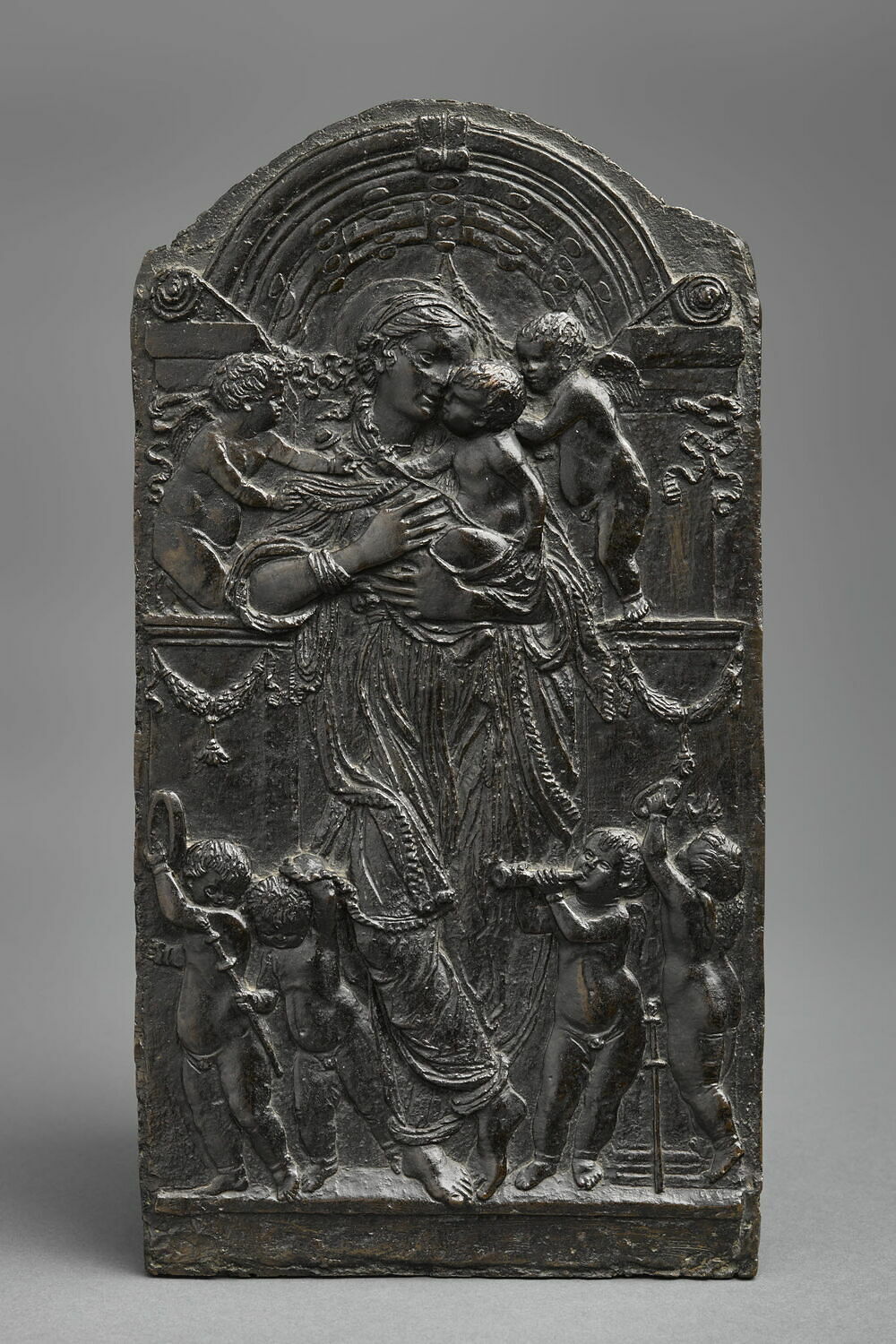 Plaque : la Vierge à l'enfant