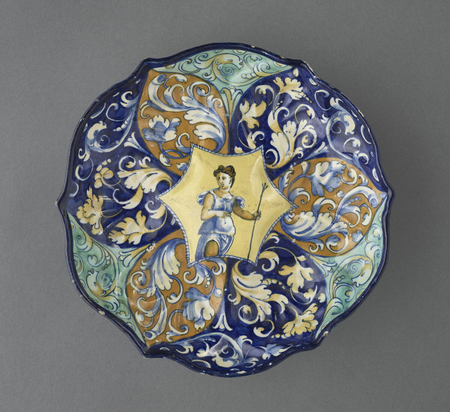 Coupe ronde godronnée : figure de femme à mi-corps