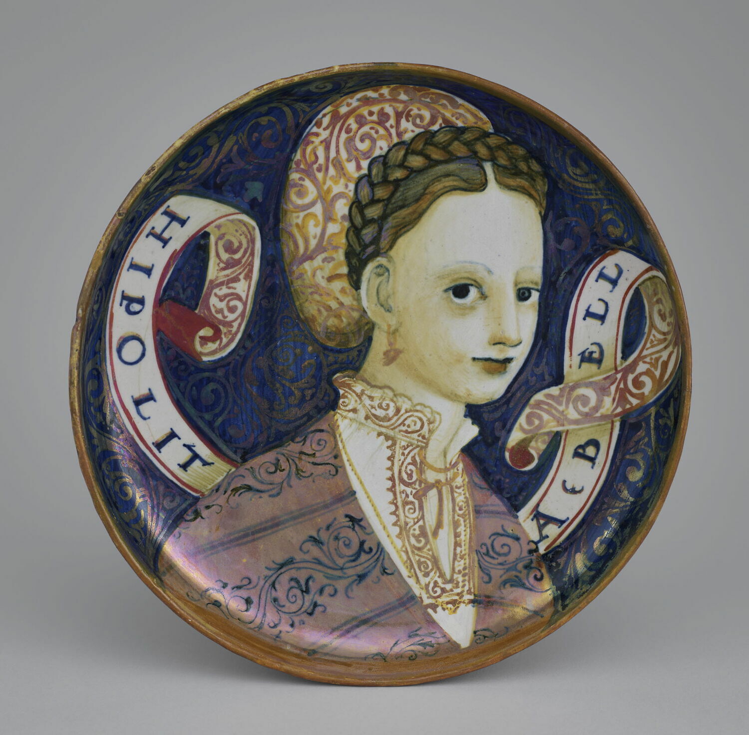 Coupe ronde : buste de femme de trois-quart