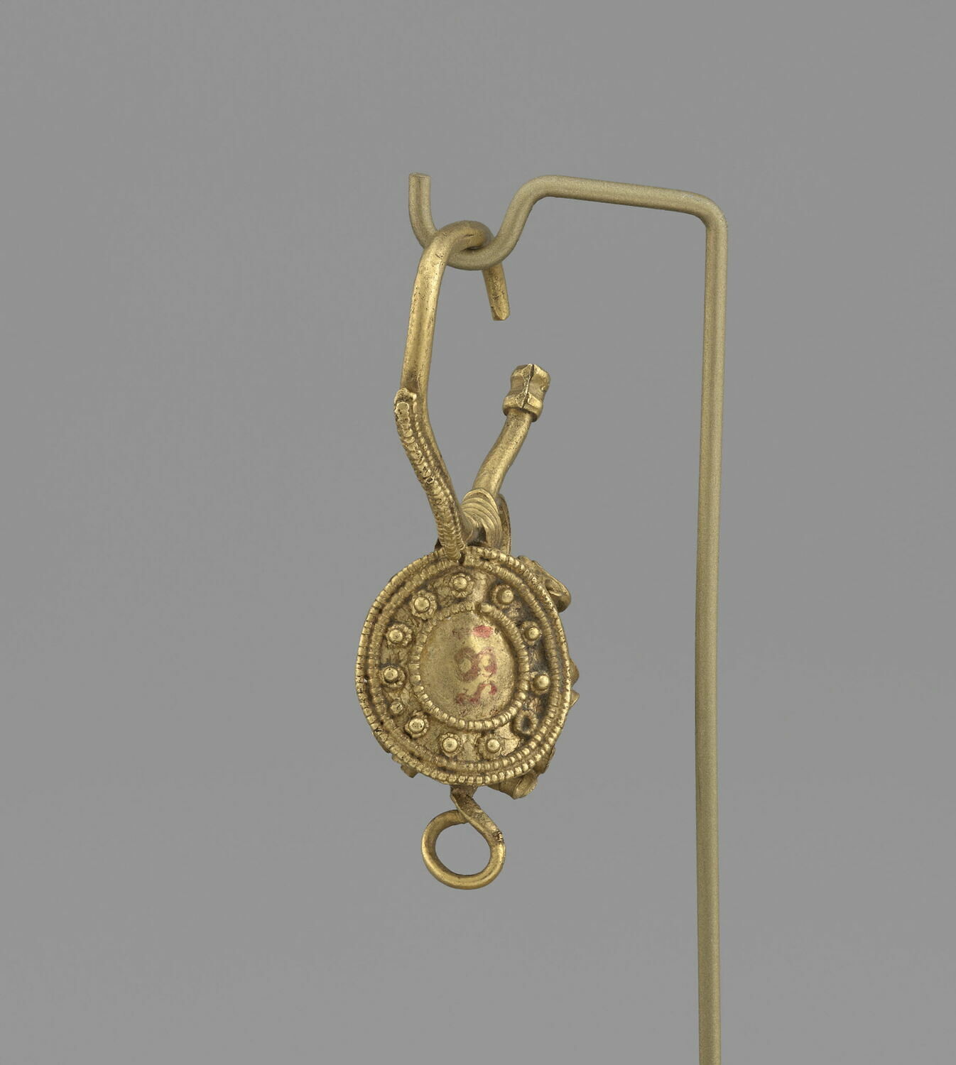 Boucle d'oreille avec cercles en grènetis