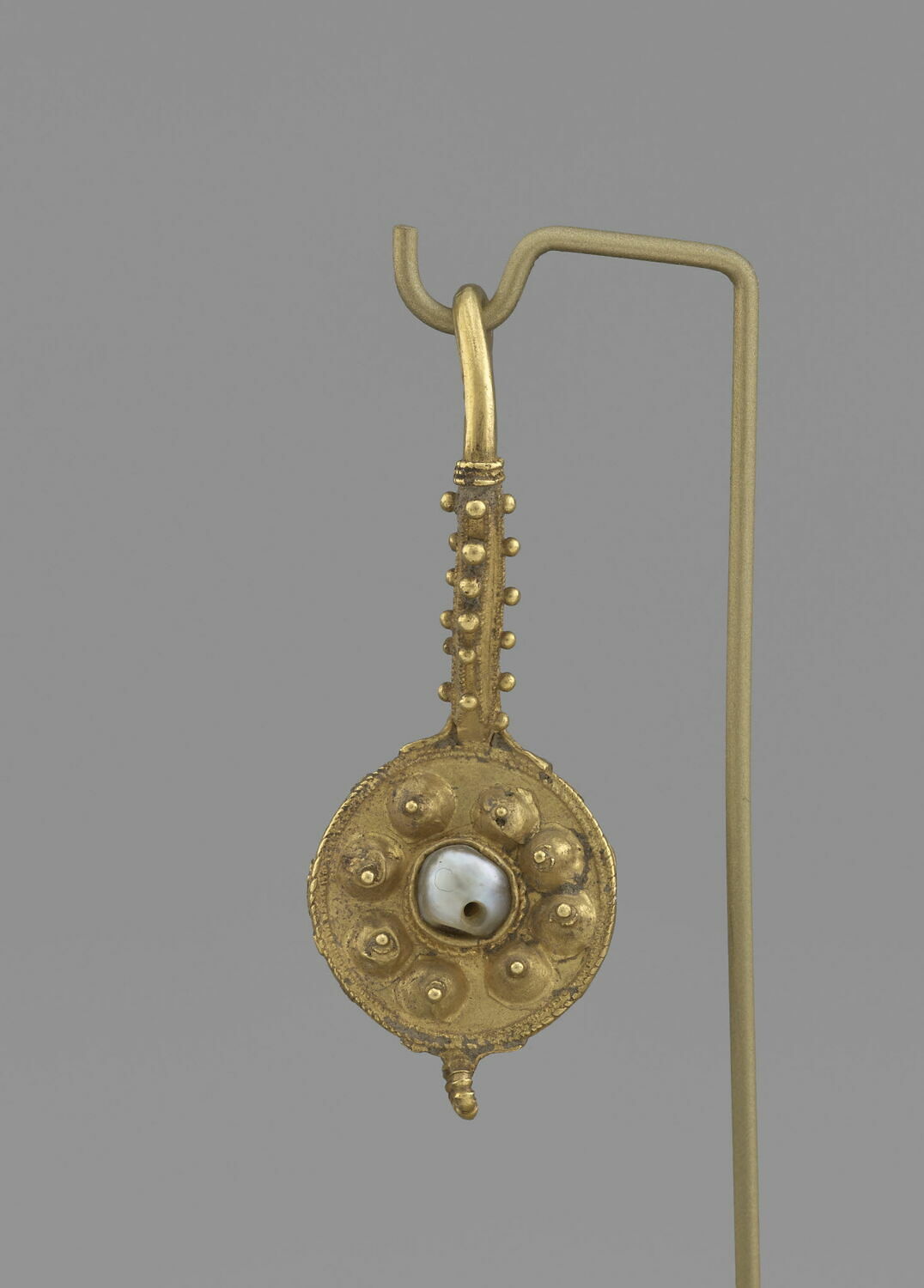 Boucle d'oreille avec croix hérissée de globules