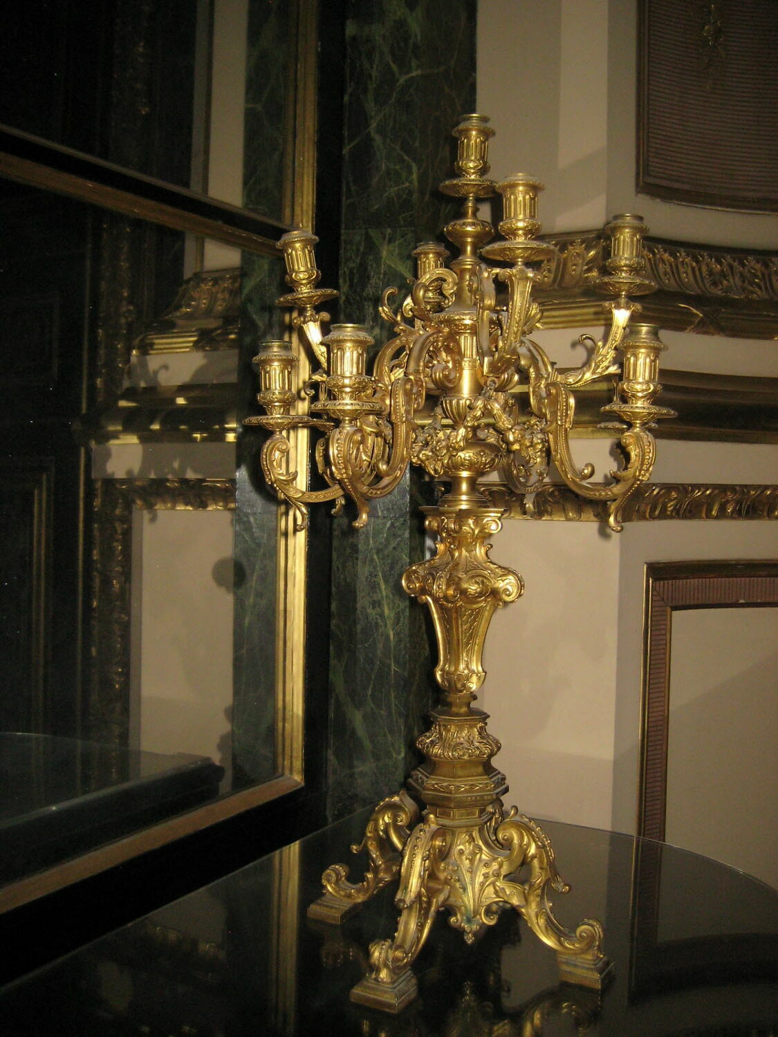 Candélabre à onze lumières.