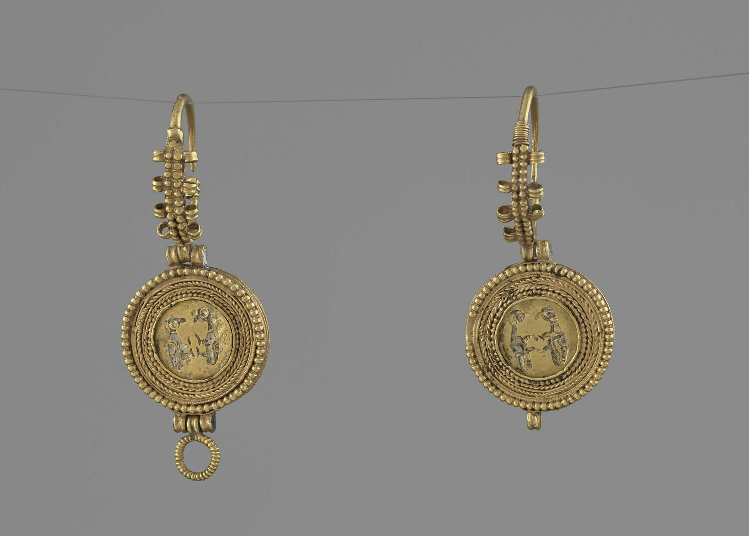 Paire de boucles d'oreille : oiseaux affrontés (paons?)