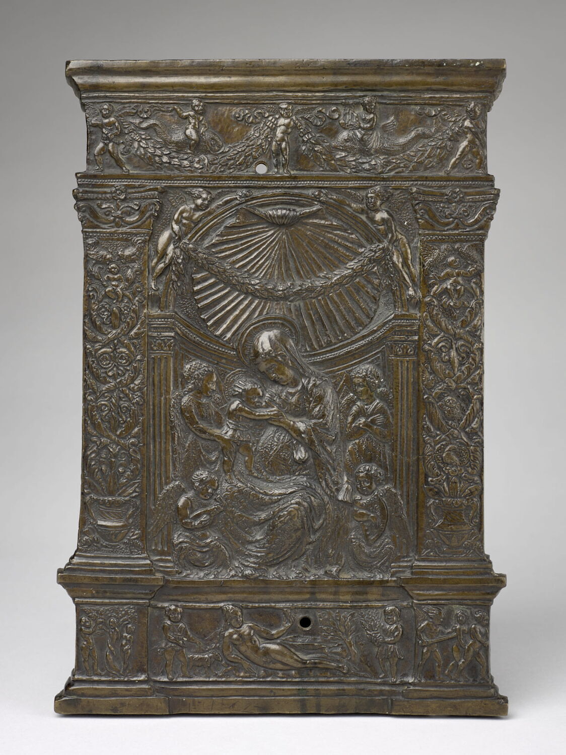 Plaque : la Vierge à l'enfant entourée d'anges