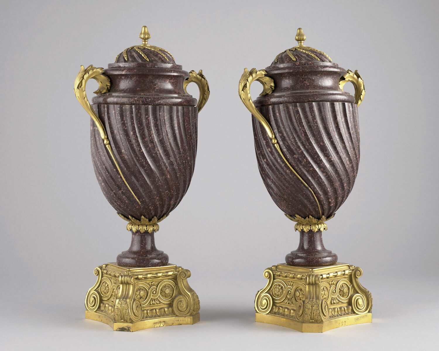 Vase couvert, d'une paire (avec OA 5185 2)