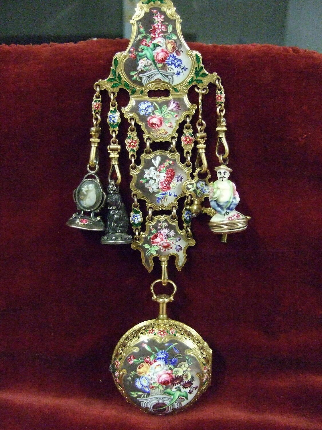 Montre ronde assortie d'une châtelaine
