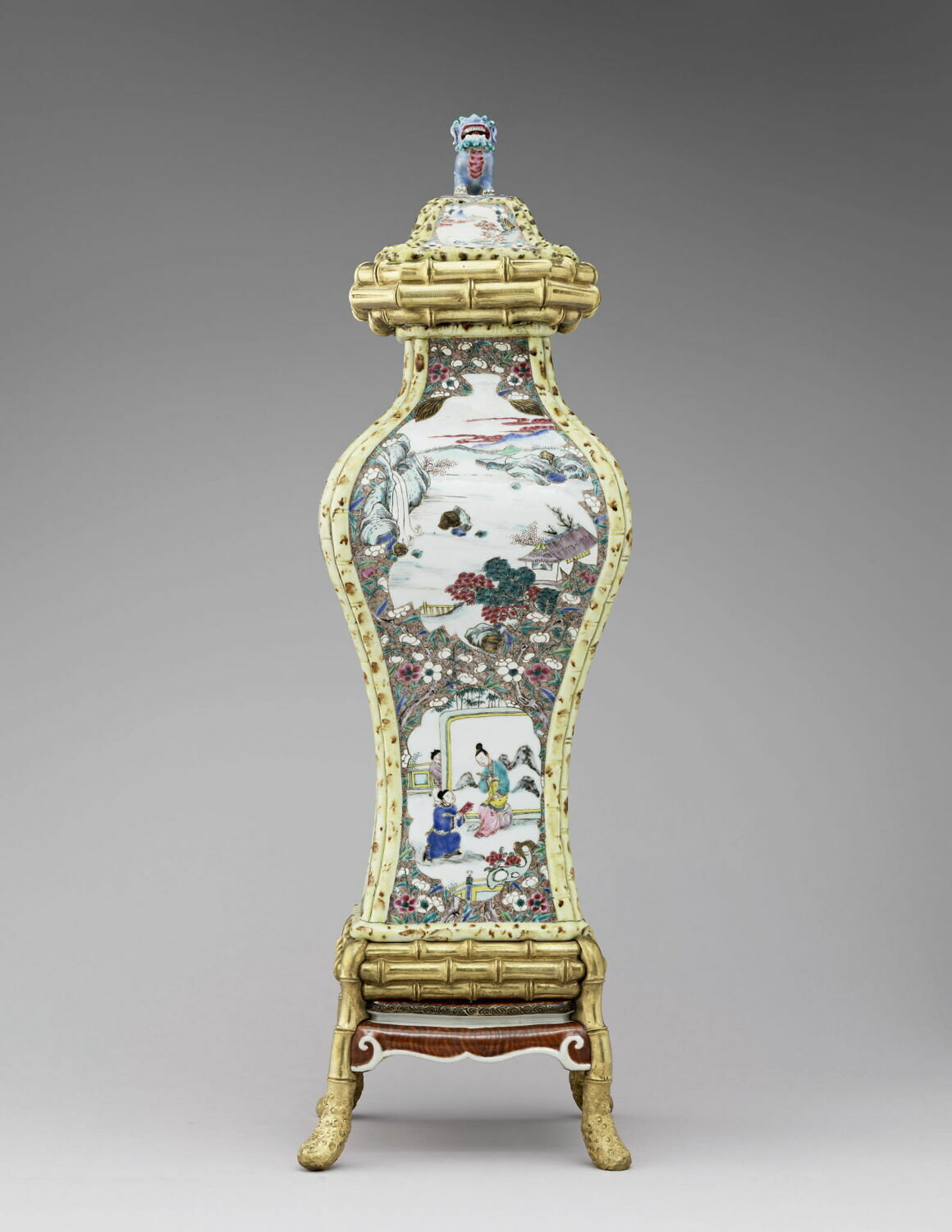 Vase en forme de balustre à quatre pans, d'une paire (TH 471)