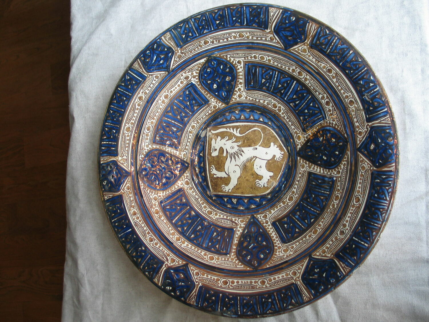 Grand plat rond :  armoiries