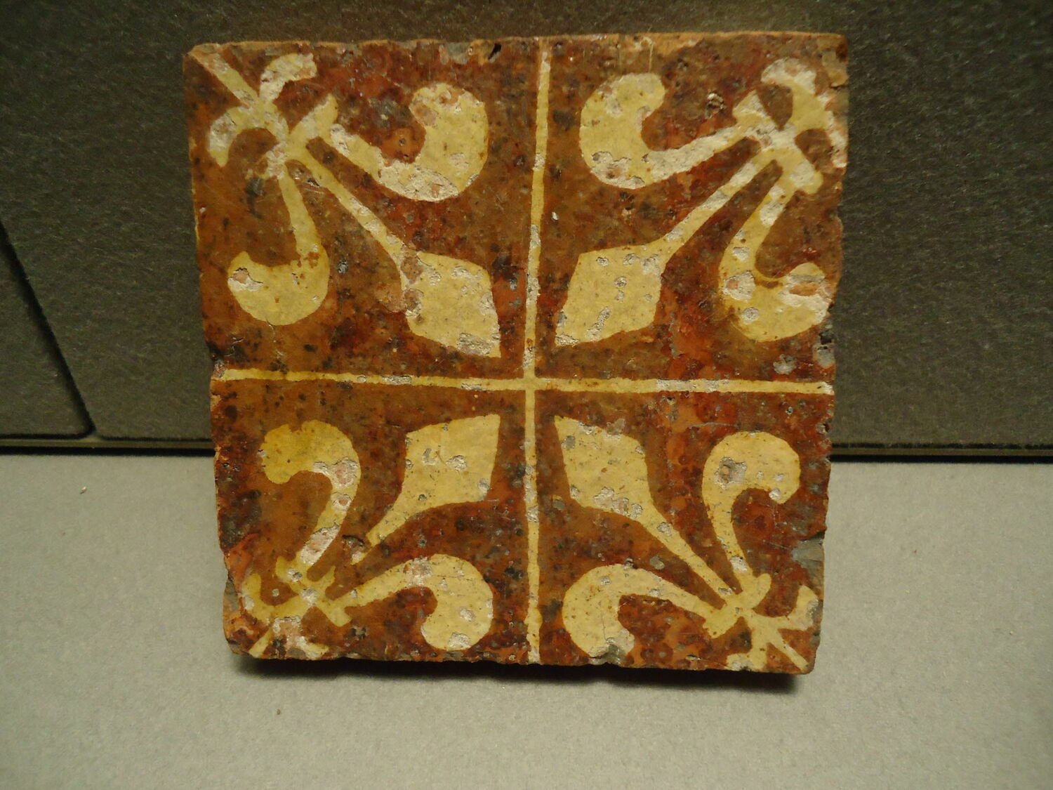 Carreau de pavement bicolore, d'un ensemble de trois (OA 10218 23 à 25)