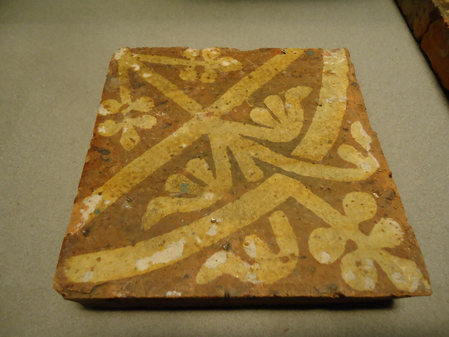 Carreau de pavement bicolore, d'un ensemble de quatre (OA 10218 26 à 28 bis)
