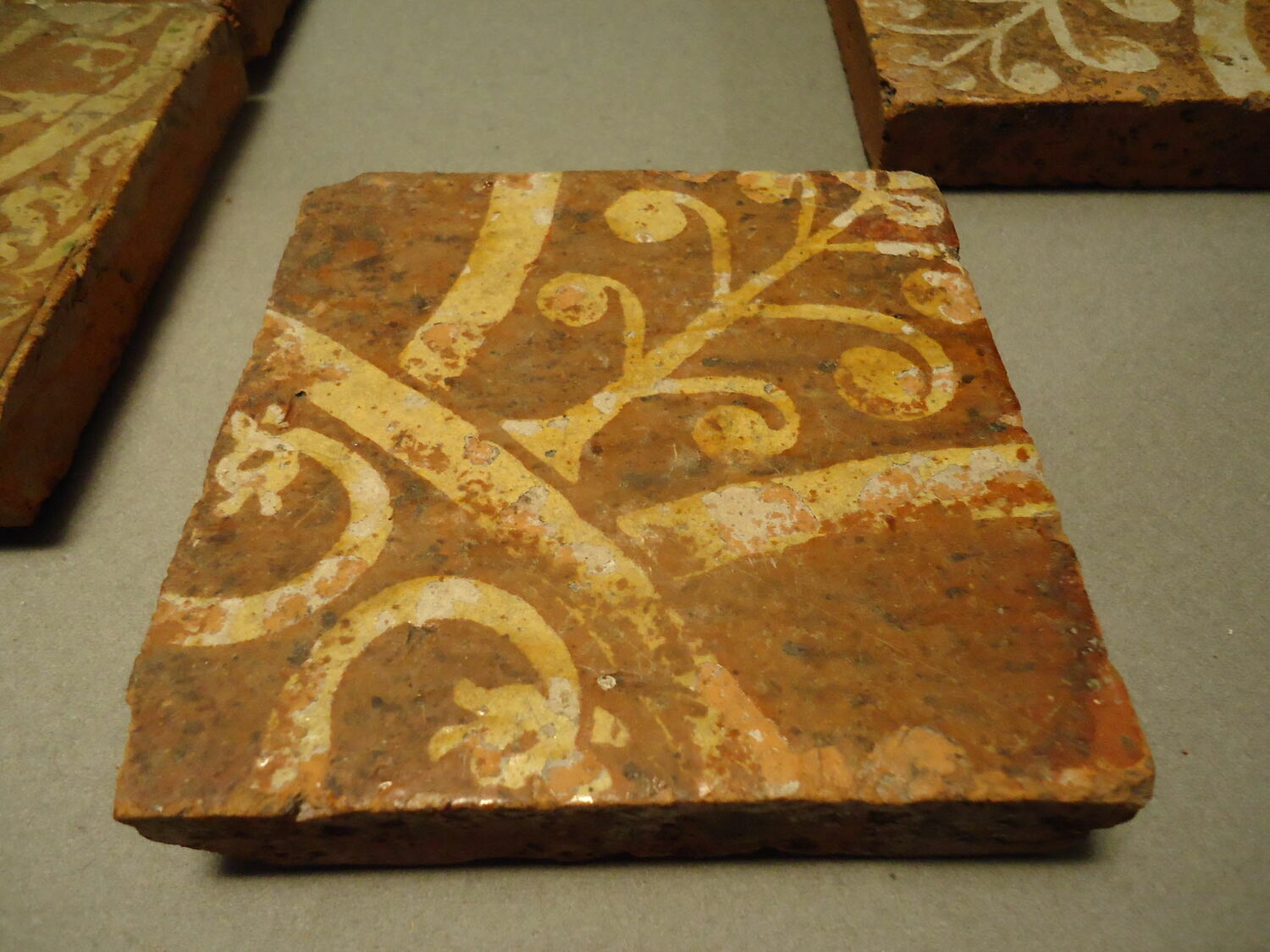 Carreau de pavement bicolore, d'un ensemble de quatre (OA 10218 29 à 31 bis)