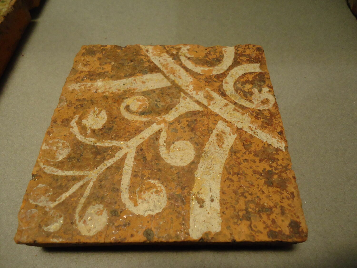 Carreau de pavement bicolore, d'un ensemble de quatre (OA 10218 29 à 31 bis)