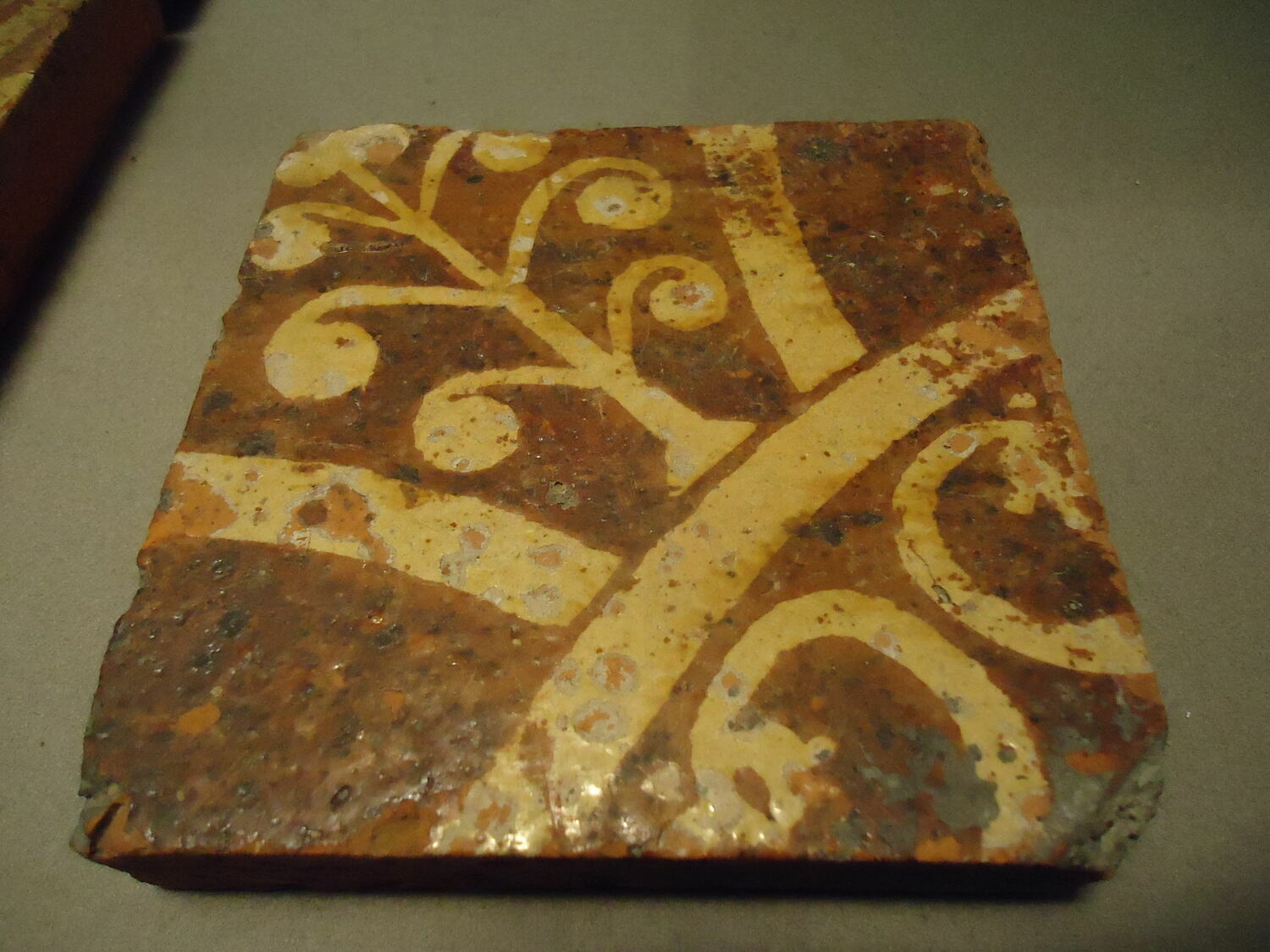 Carreau de pavement bicolore, d'un ensemble de quatre (OA 10218 29 à 31 bis)