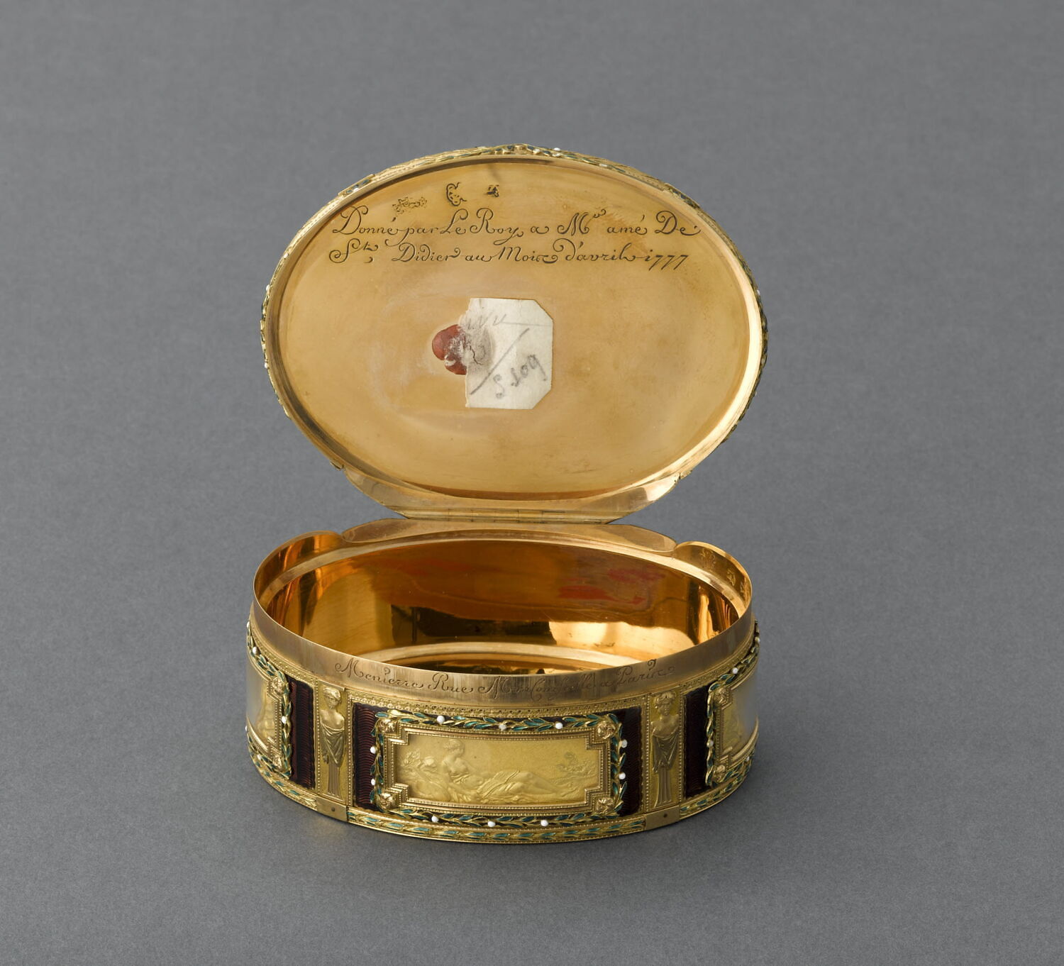 Tabatière ovale Louvre Collections