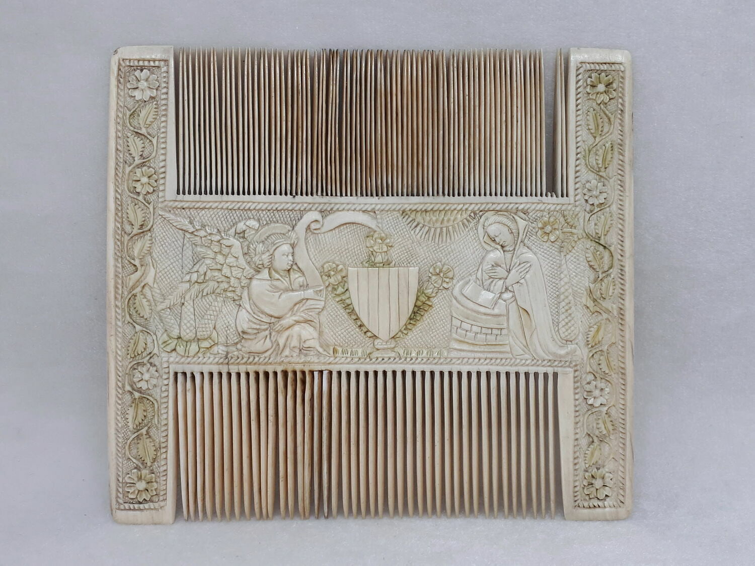 Peigne double : l'Annonciation ; l'Adoration des Mages