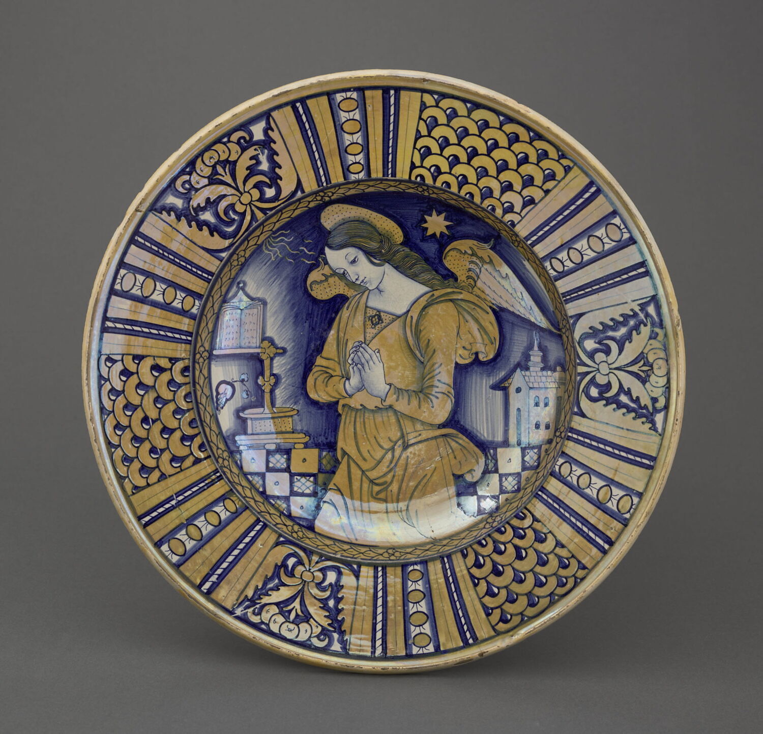 Grand plat d'apparat rond : Ange priant