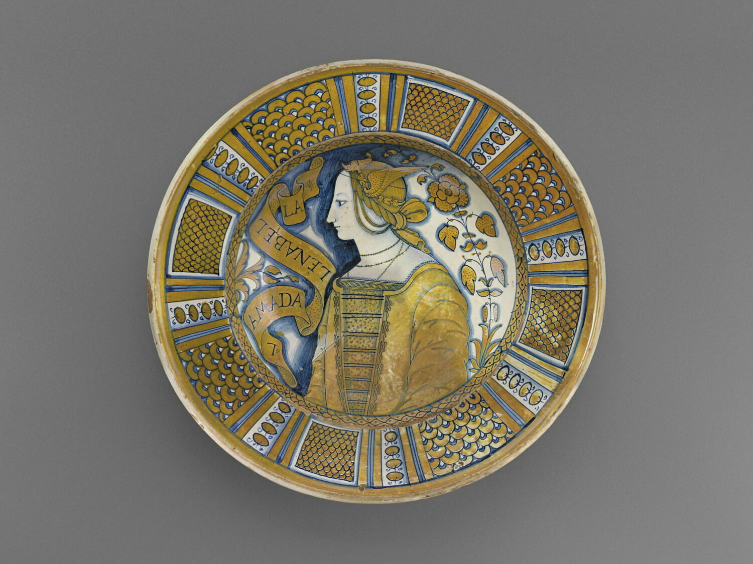 Grand plat rond : buste féminin
