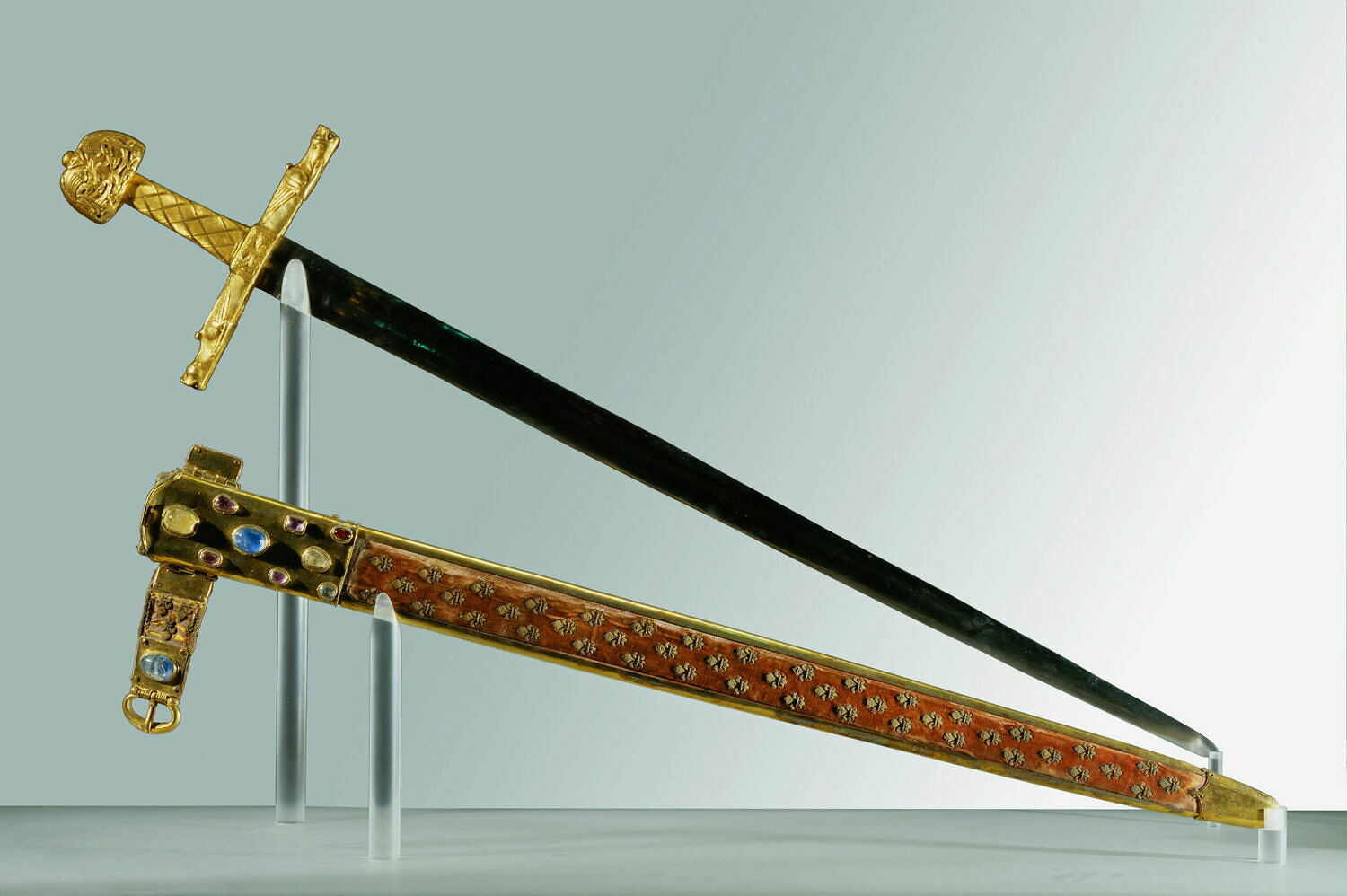 Photos De Réplique De L'épée Des Rois Iffendic Epée du sacre des rois de France - Louvre Collections