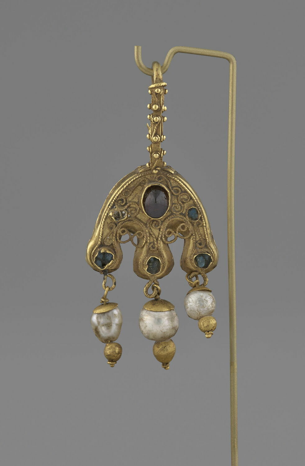 Boucle d'oreille en étrier à trois perles