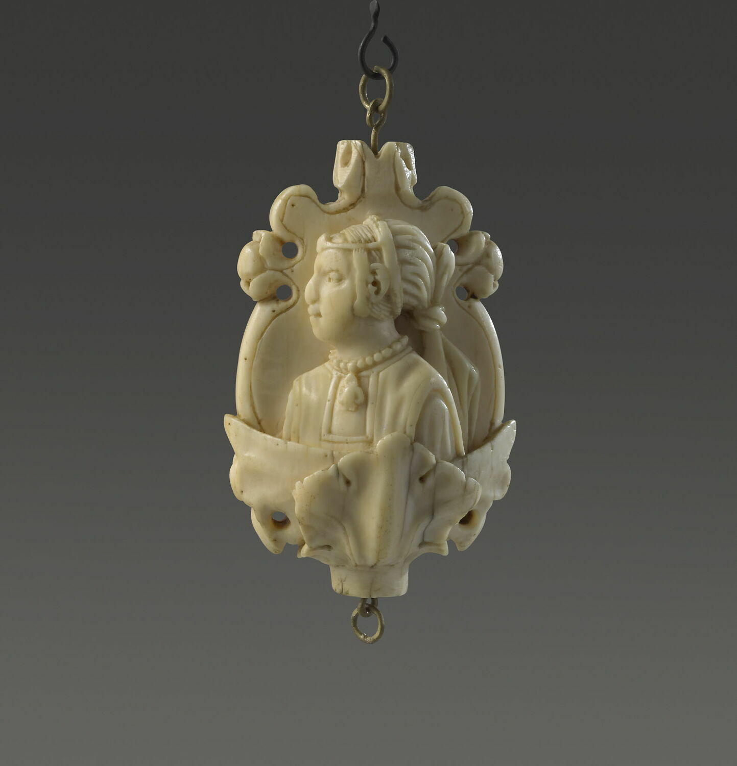 Pendentif avec profils masculin et féminin