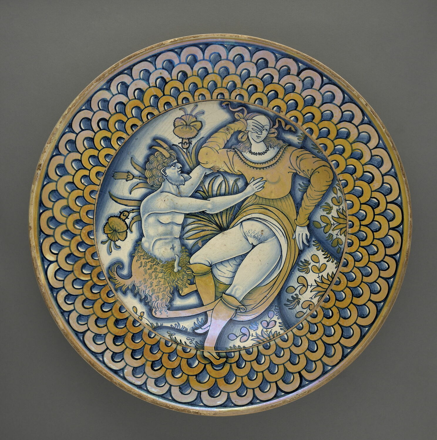 Grand plat rond : femme et satyre