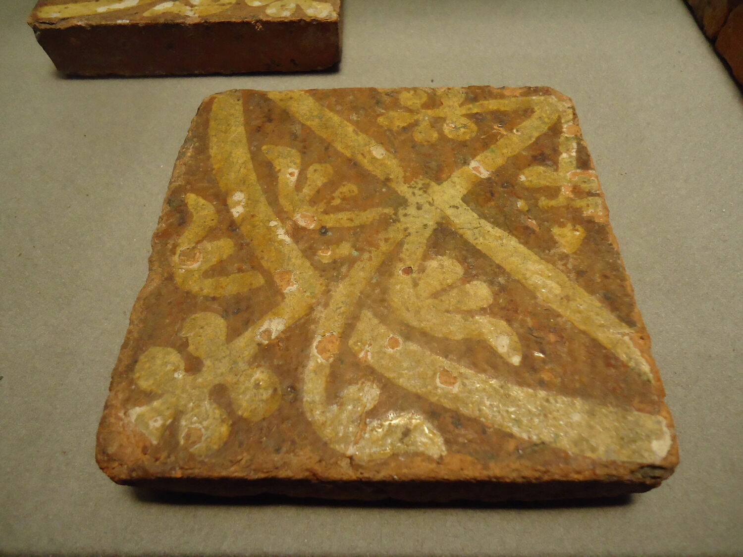Carreau de pavement bicolore, d'un ensemble de quatre (OA 10218 26 à 28 bis)