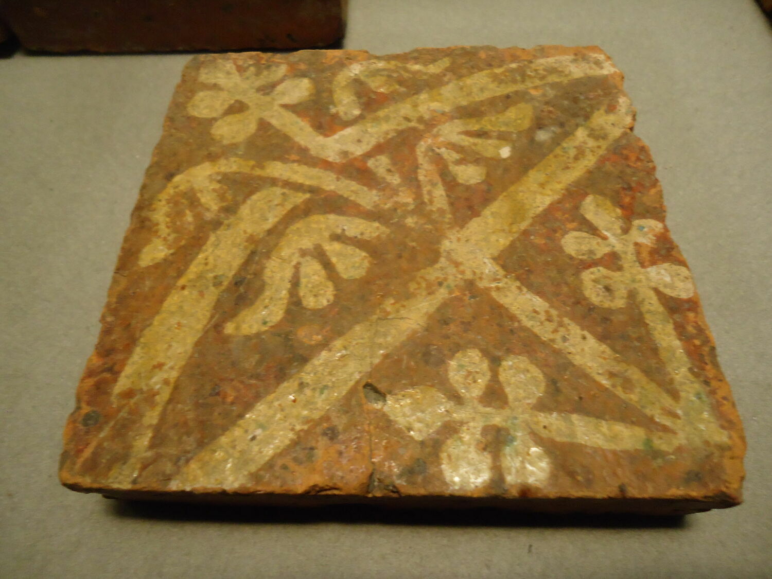 Carreau de pavement bicolore, d'un ensemble de quatre (OA 10218 26 à 28 bis)