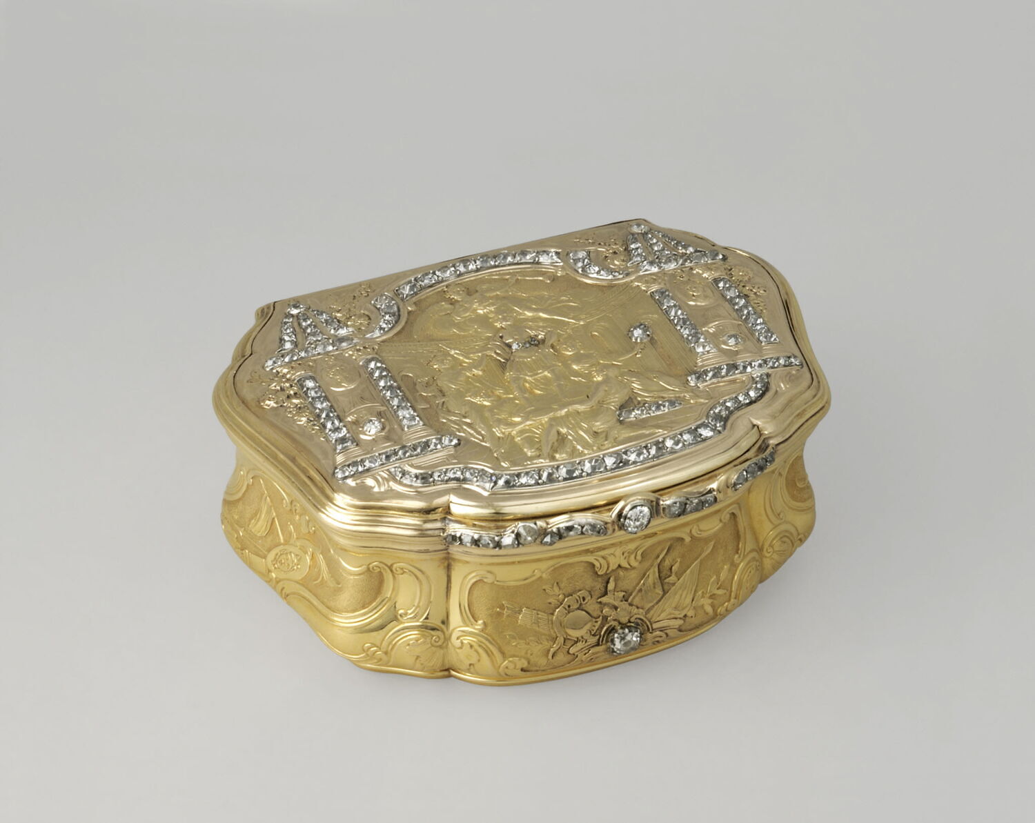 Tabatière chantournée en or et diamants