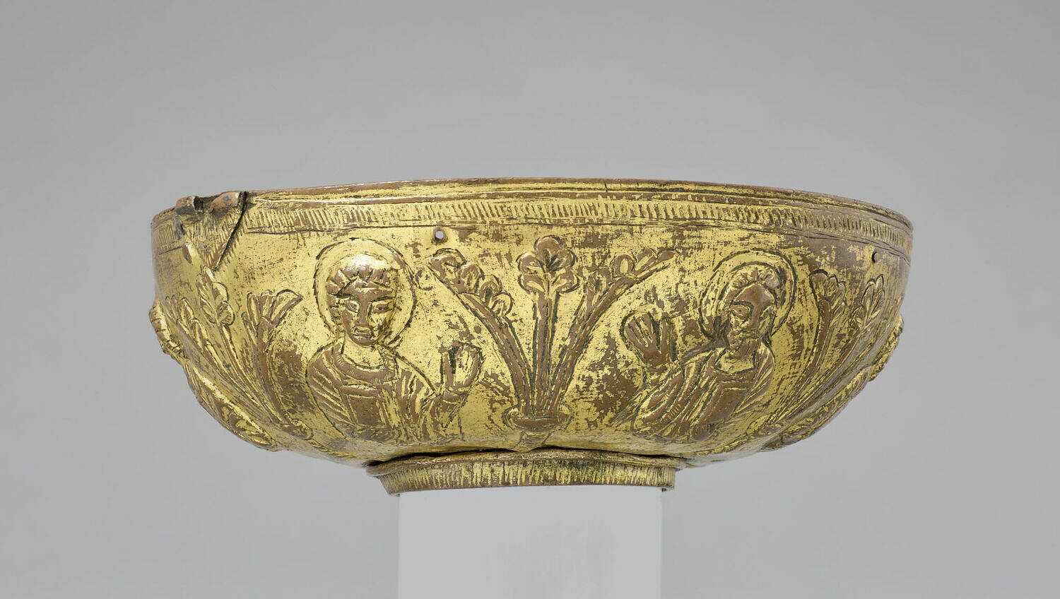 Coupe dorée : six bustes d'apôtres séparés par des feuillages