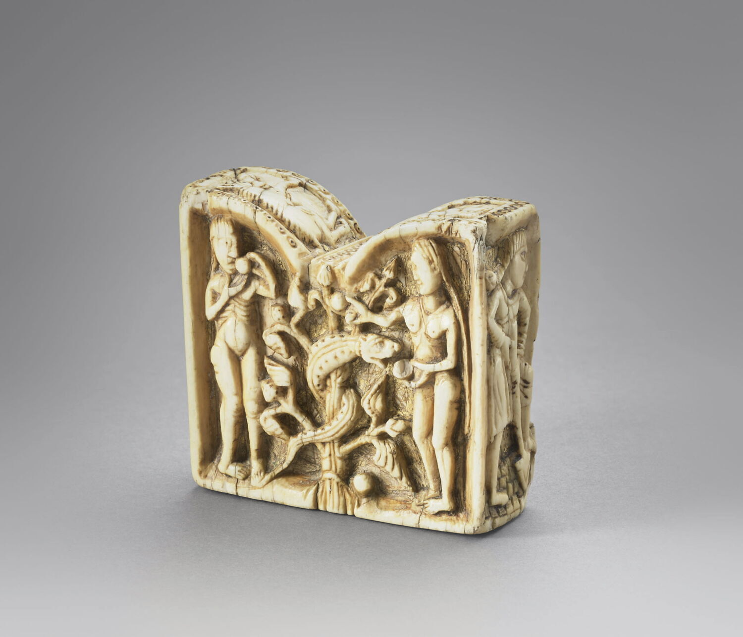 Pièce d'échecs (roc) : Adam et Ève ; deux chevaliers combattant.