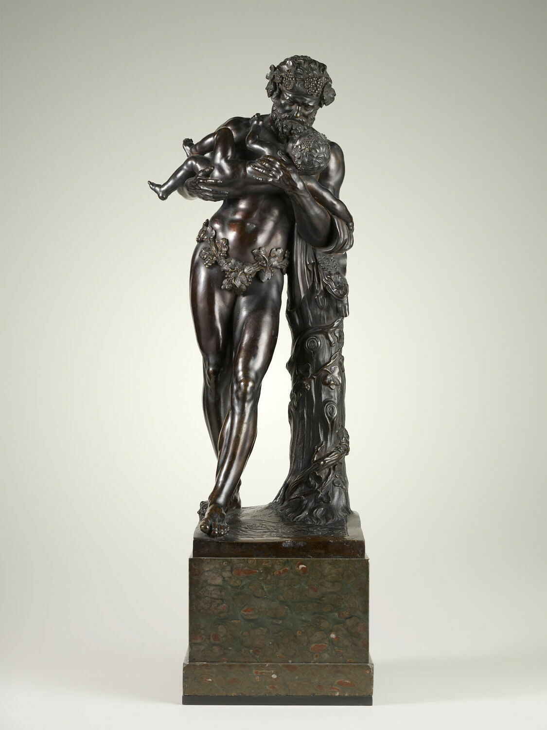 Groupe sculpté : Silène portant Bacchus enfant