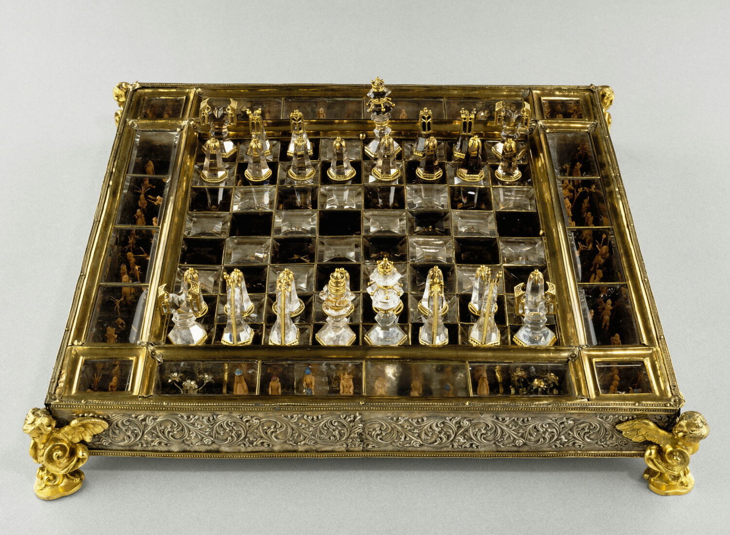 Echiquier tablier (a) et pièces (b) Louvre Collections