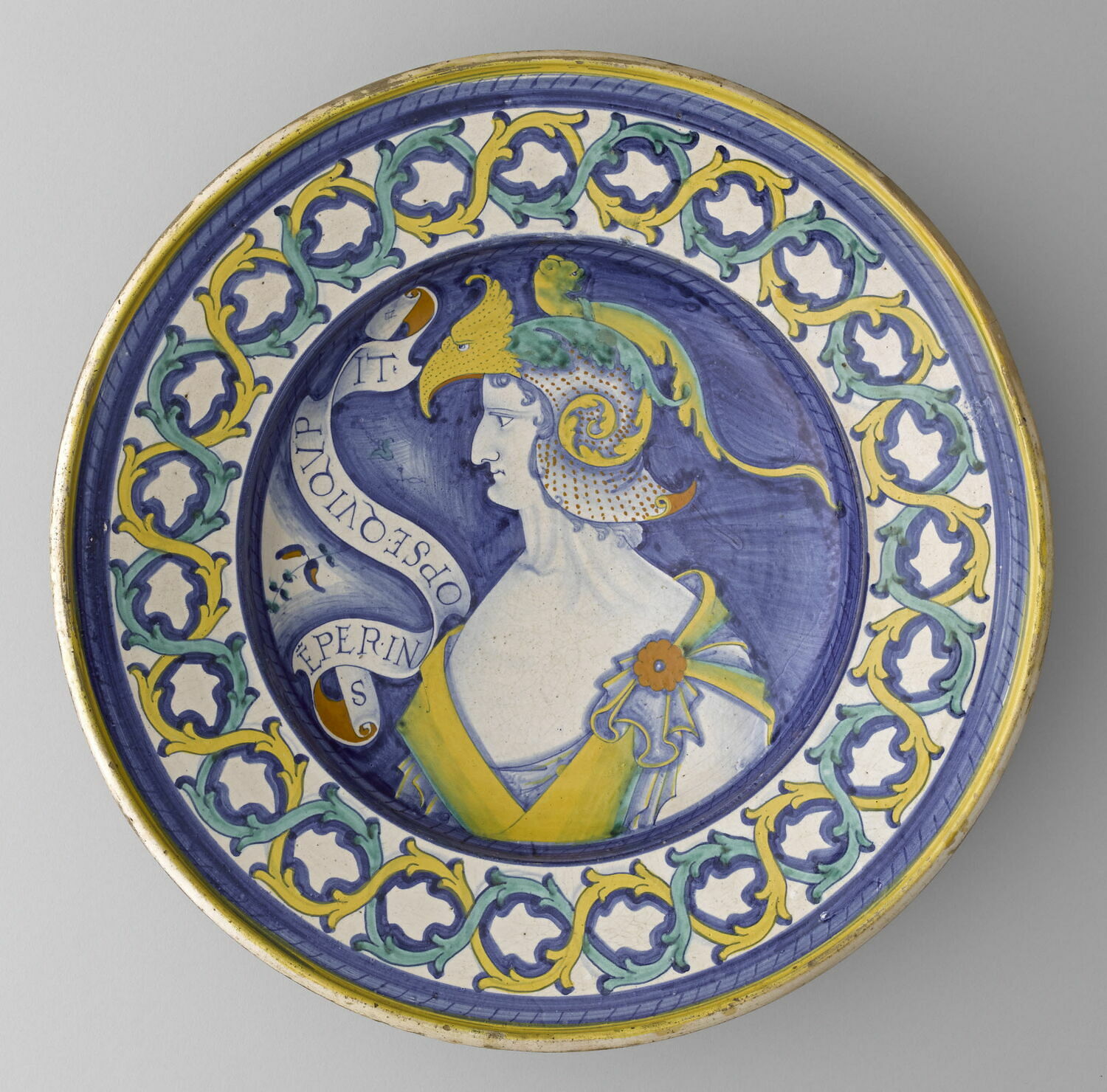 Grand plat rond : buste de guerrier casqué