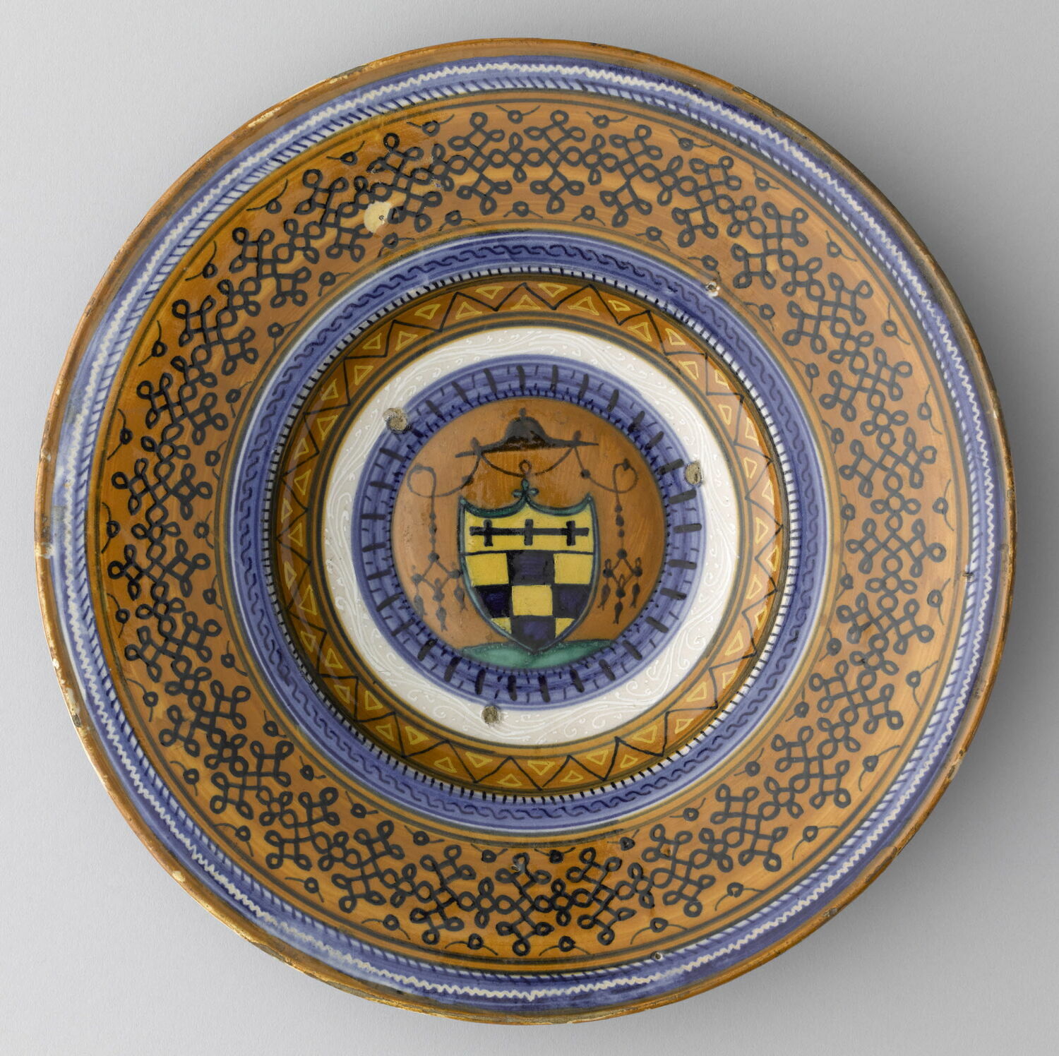Petit plat rond : armoiries d'Antonio Pallavicino (cardinal entre 1489 et 1507) ou de Giambattista Pallavicino (cardinal de 1517 à 1524)